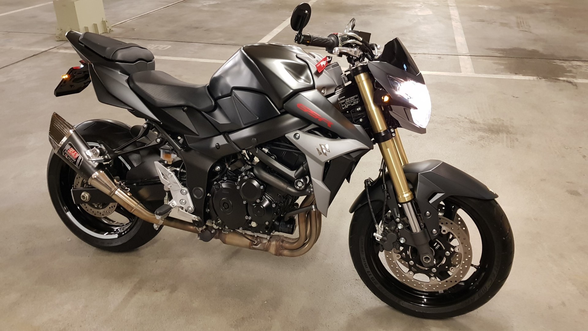 SUZUKI GSR 750-image-0