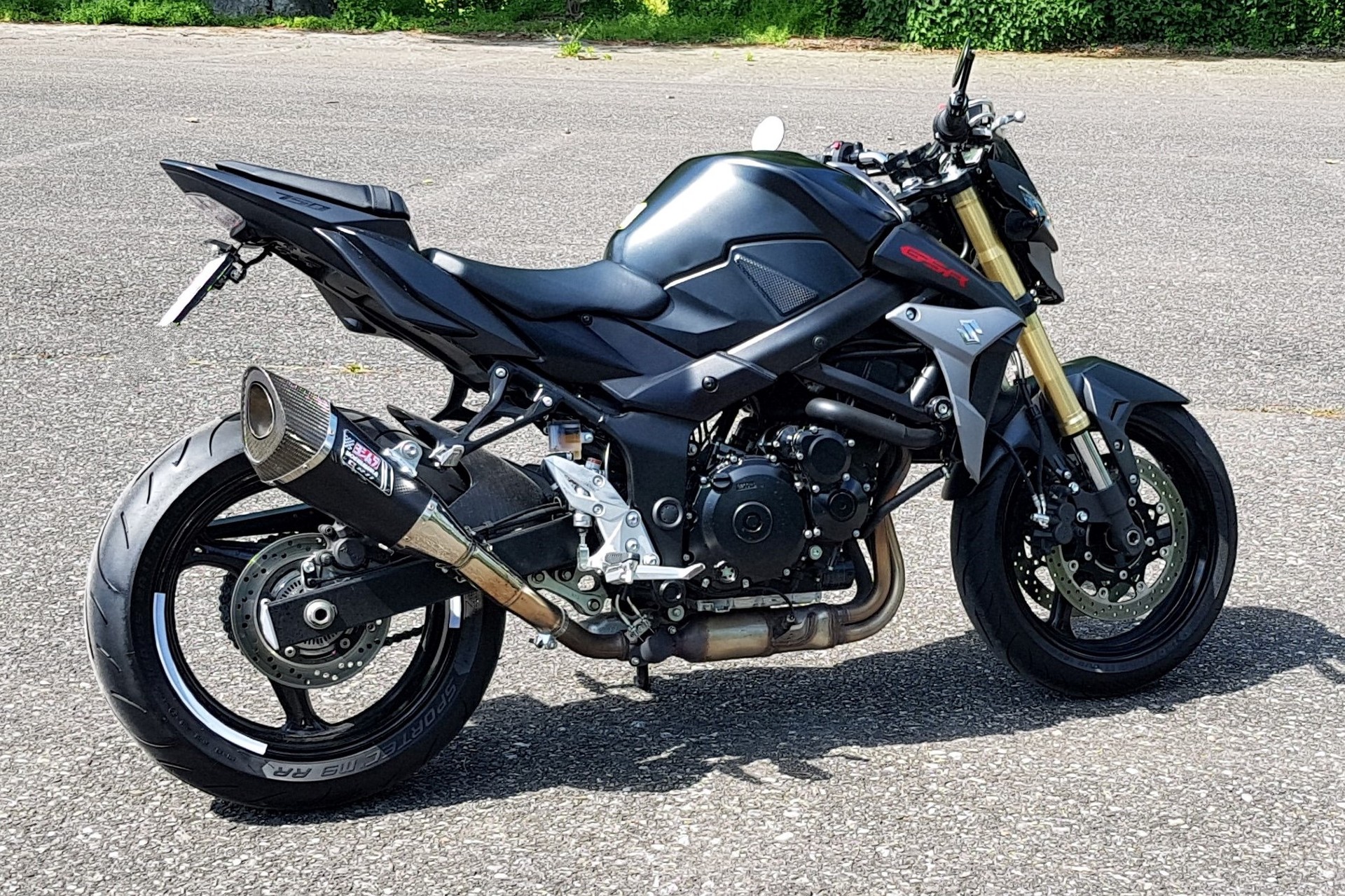 SUZUKI GSR 750-image-1