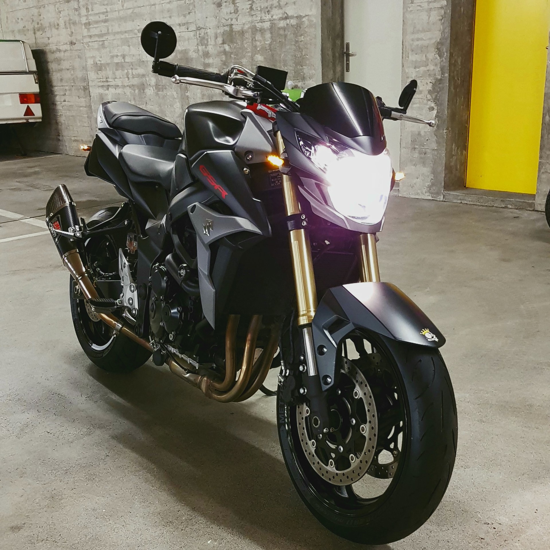 SUZUKI GSR 750-image-5