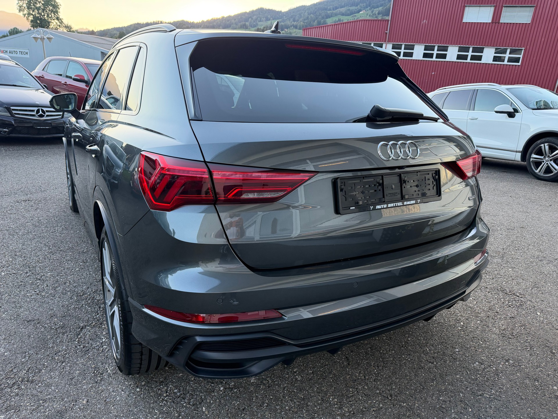 AUDI Q3 40 TFSI quattro S-tronic-showroom-element-2