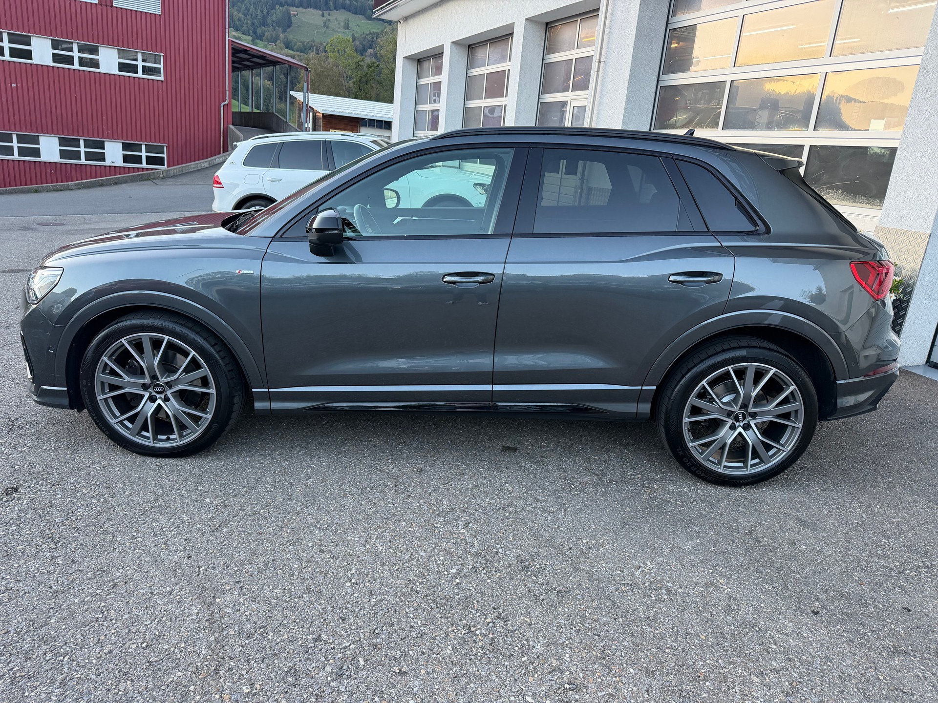 AUDI Q3 40 TFSI quattro S-tronic-showroom-element-1
