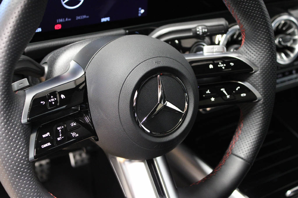 MERCEDES-BENZ EQA 350 4Matic AMG Line Swiss Star-image-8