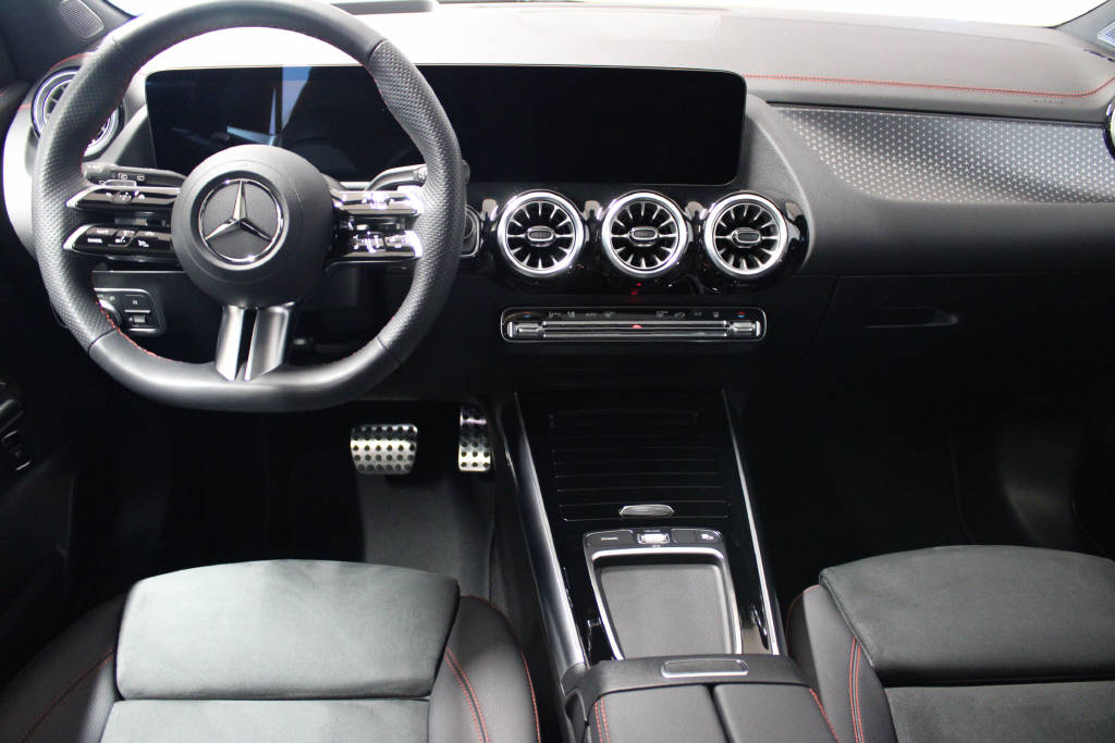 MERCEDES-BENZ EQA 350 4Matic AMG Line Swiss Star-image-7