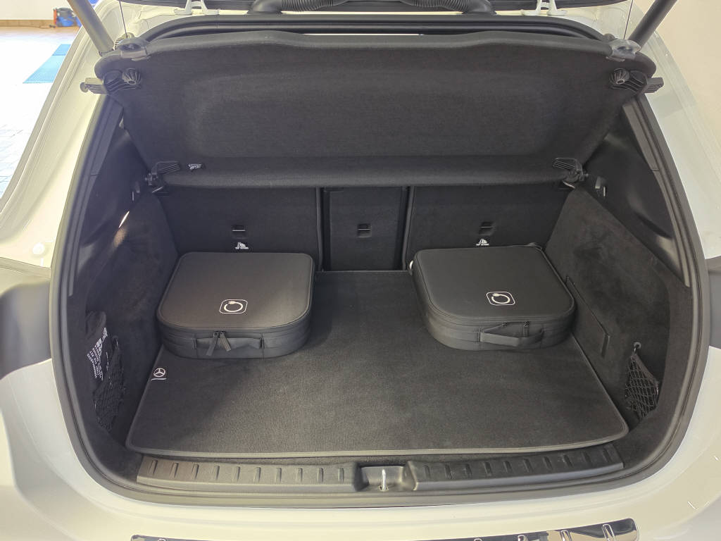 MERCEDES-BENZ EQA 350 4Matic AMG Line Swiss Star-showroom-element-3