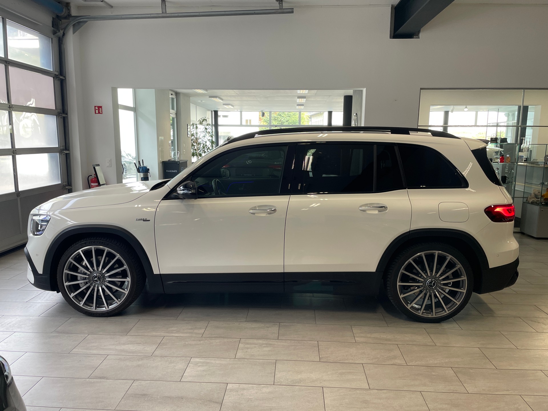 MERCEDES-BENZ GLB 35 AMG 4Matic 8G-Tronic-showroom-element-3