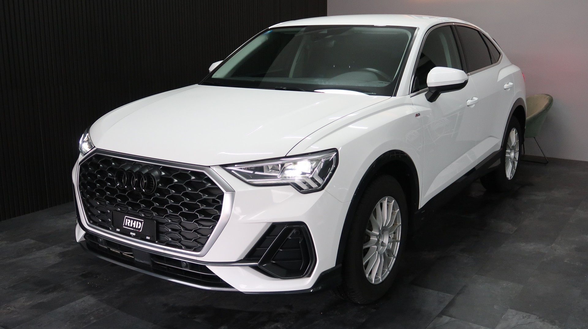 AUDI Q3 Sportback 35 TFSI / S-tronic / CH / MFK / GARANTIE-showroom-element-1
