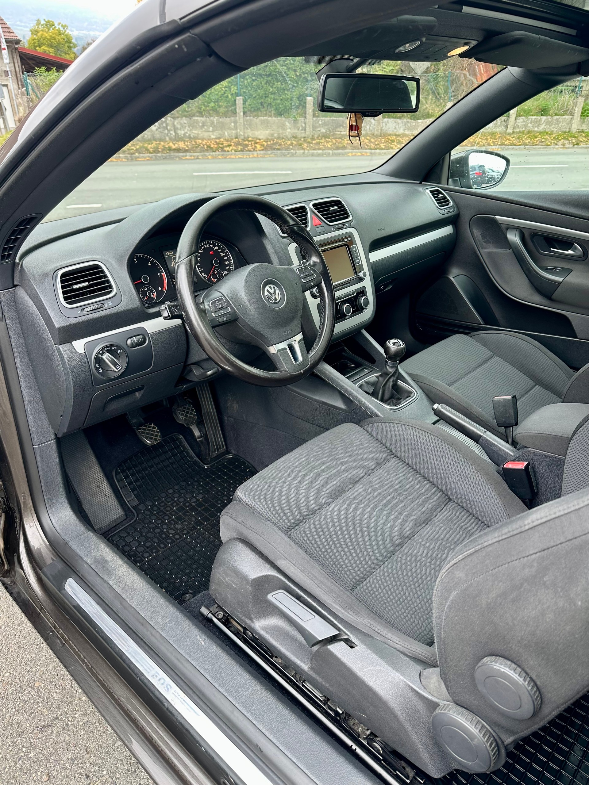 VW Eos 2.0 TDI BlueMotion Technology-image-8