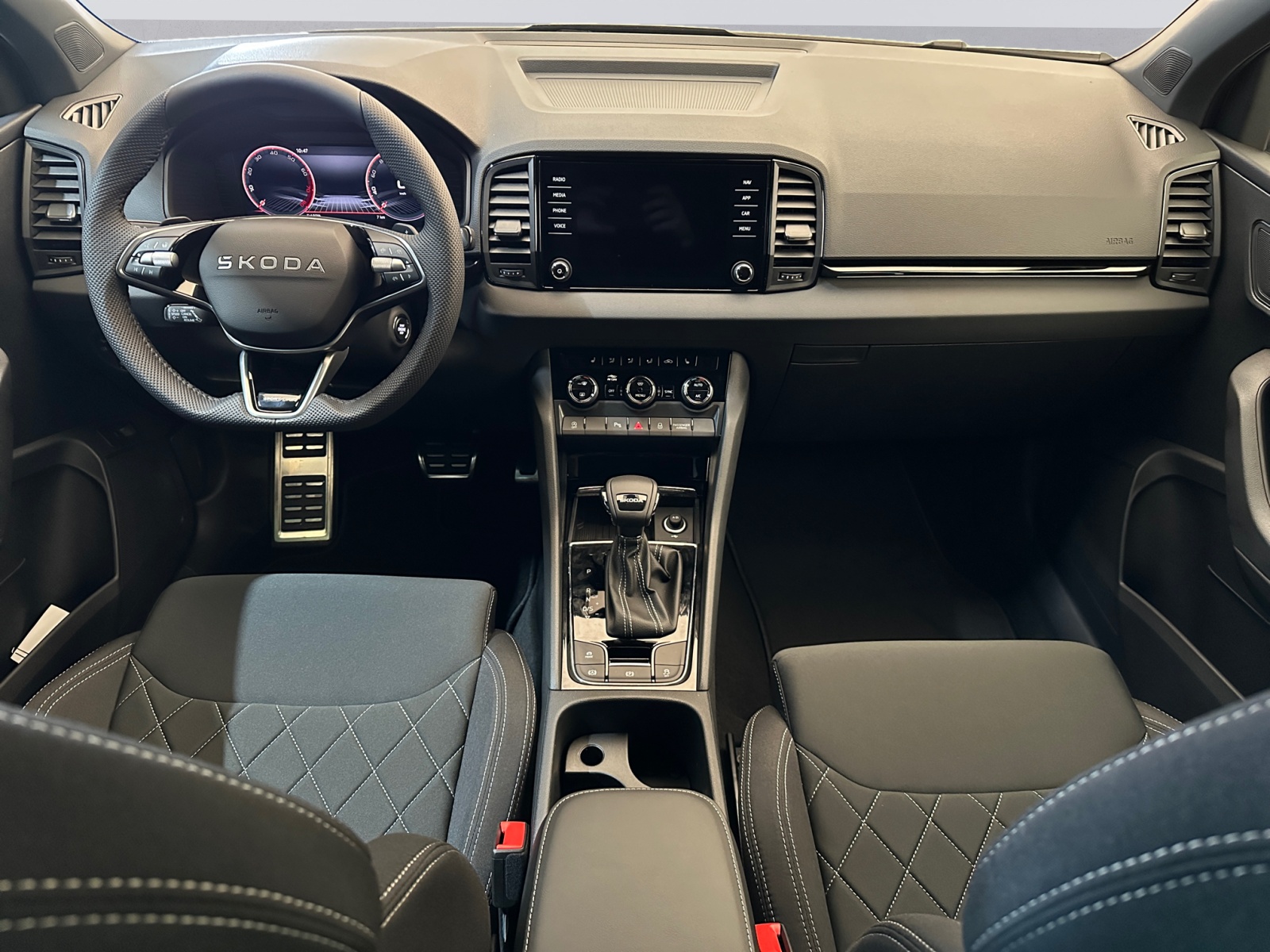 SKODA Karoq 1.5 TSI SportLine DSG-image-12