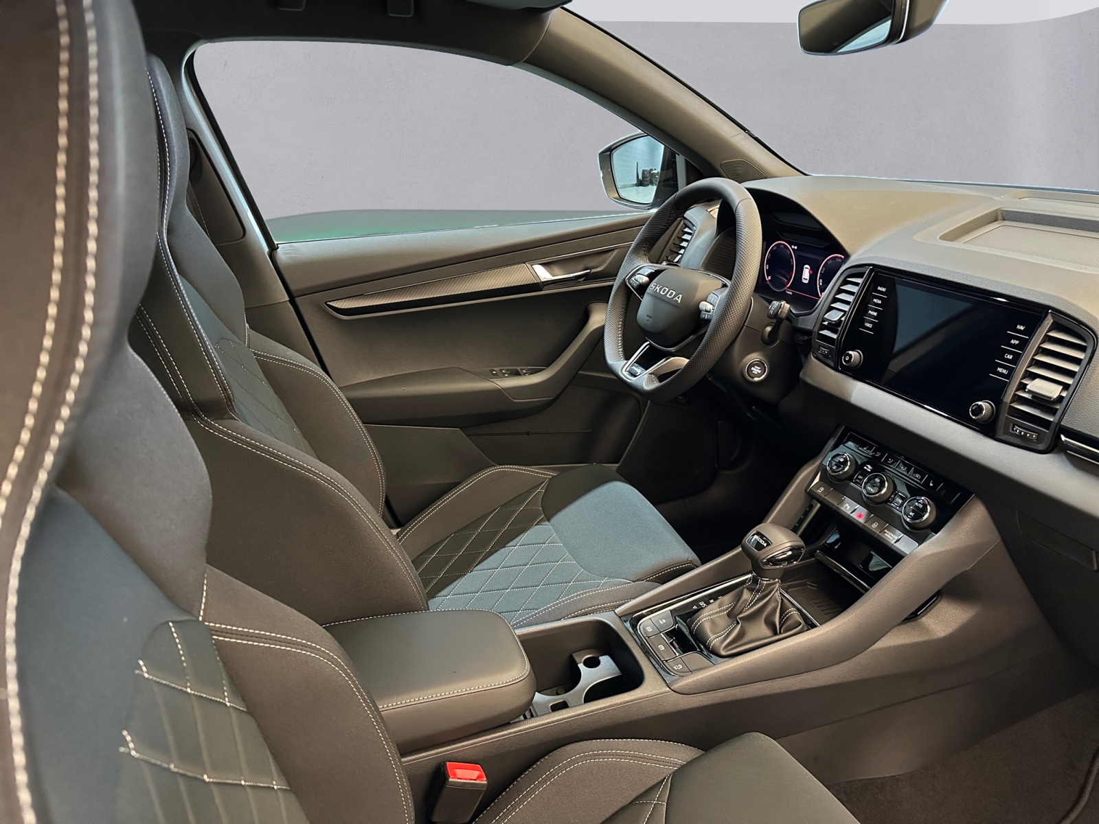 SKODA Karoq 1.5 TSI SportLine DSG-image-14