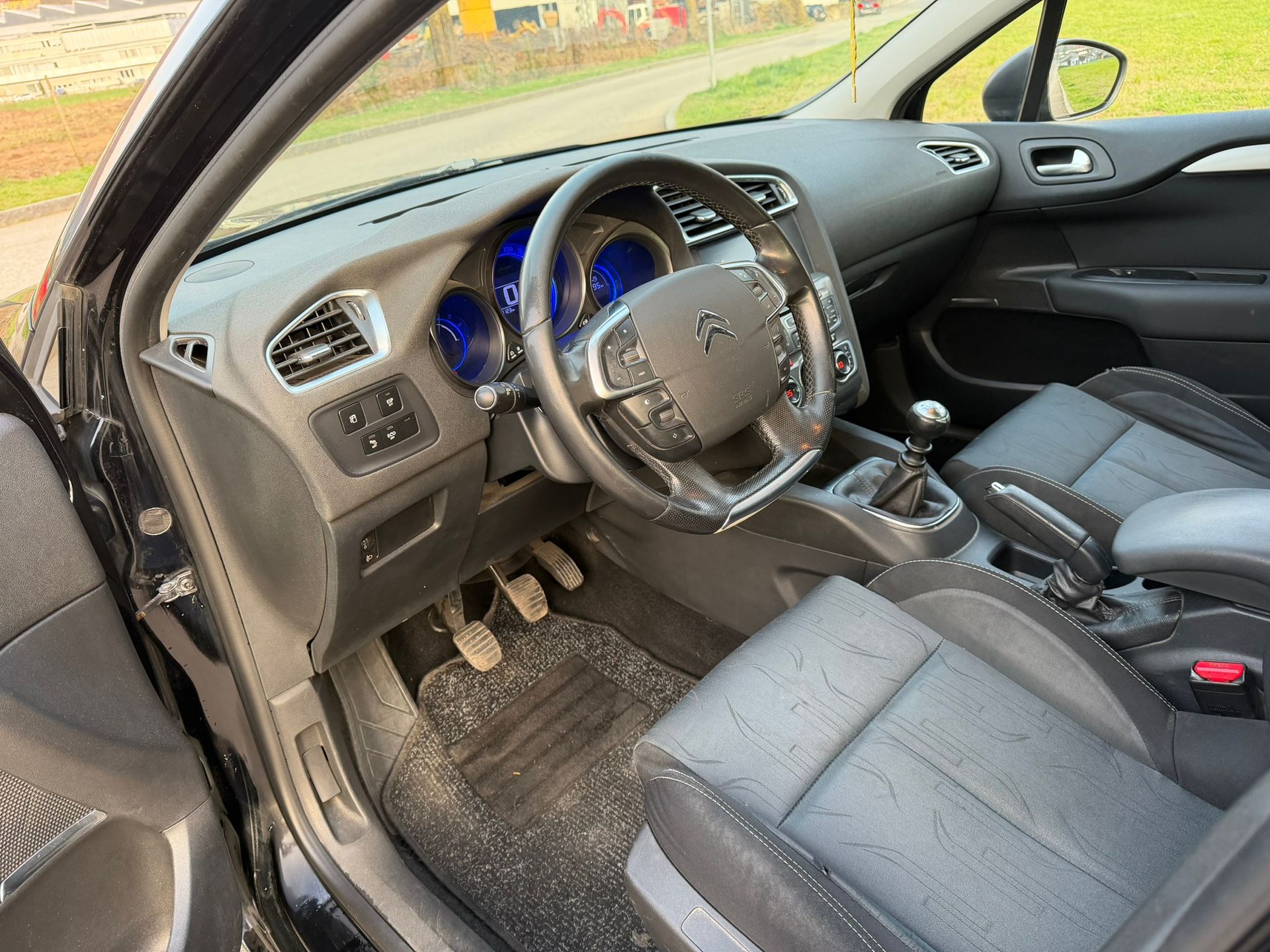 CITROEN C4 Berline 1.6 HDi Swiss Style-image-7