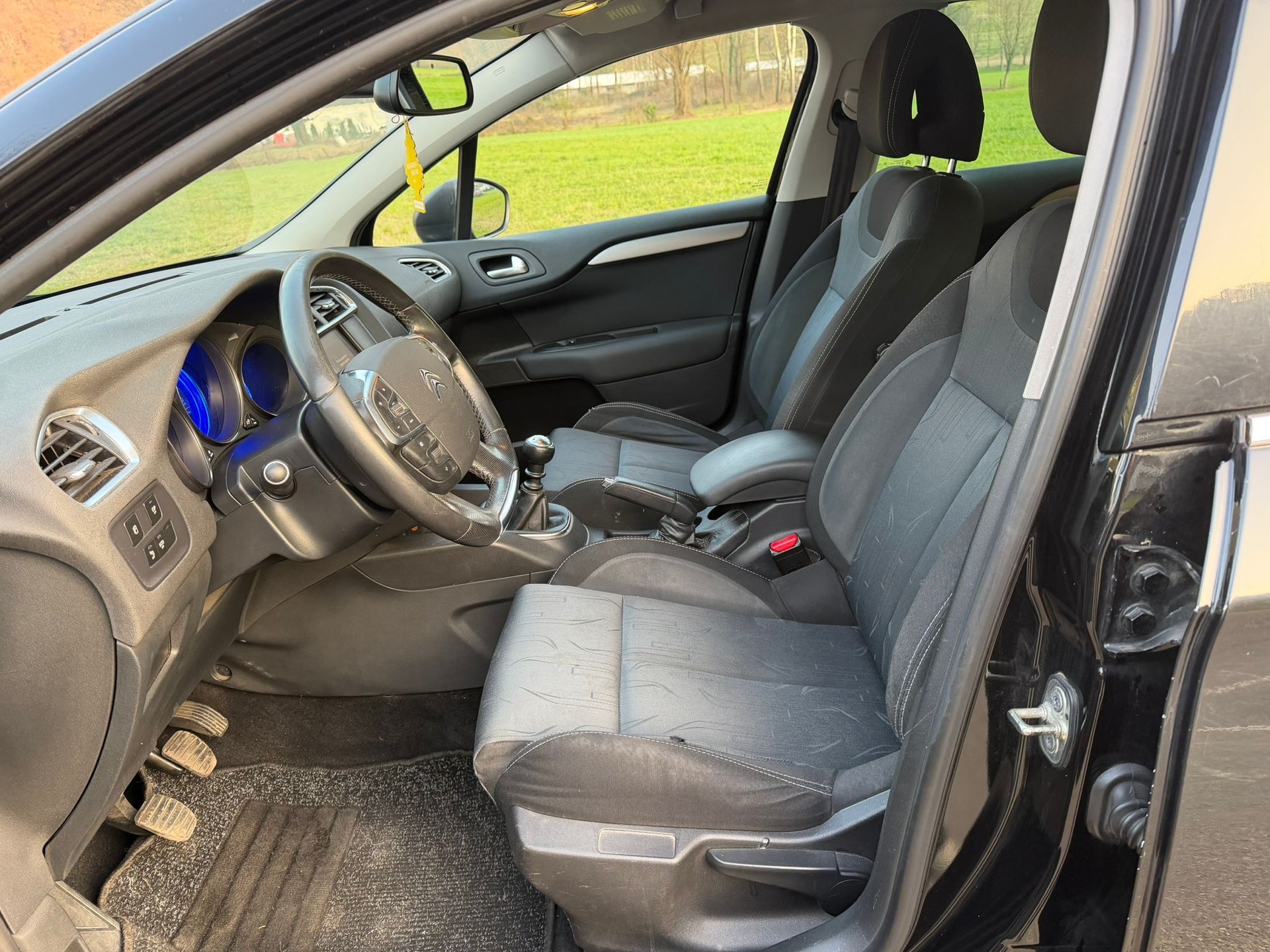 CITROEN C4 Berline 1.6 HDi Swiss Style-image-6