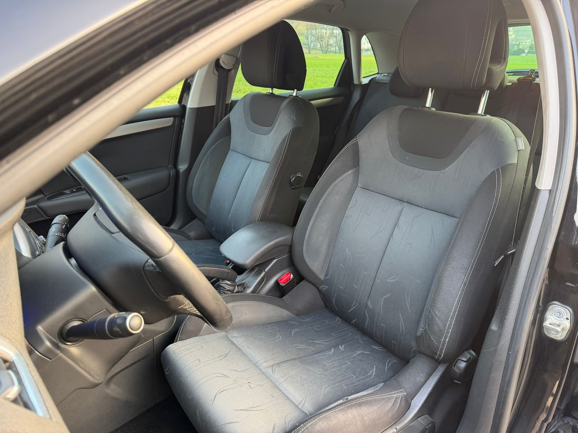 CITROEN C4 Berline 1.6 HDi Swiss Style-image-5