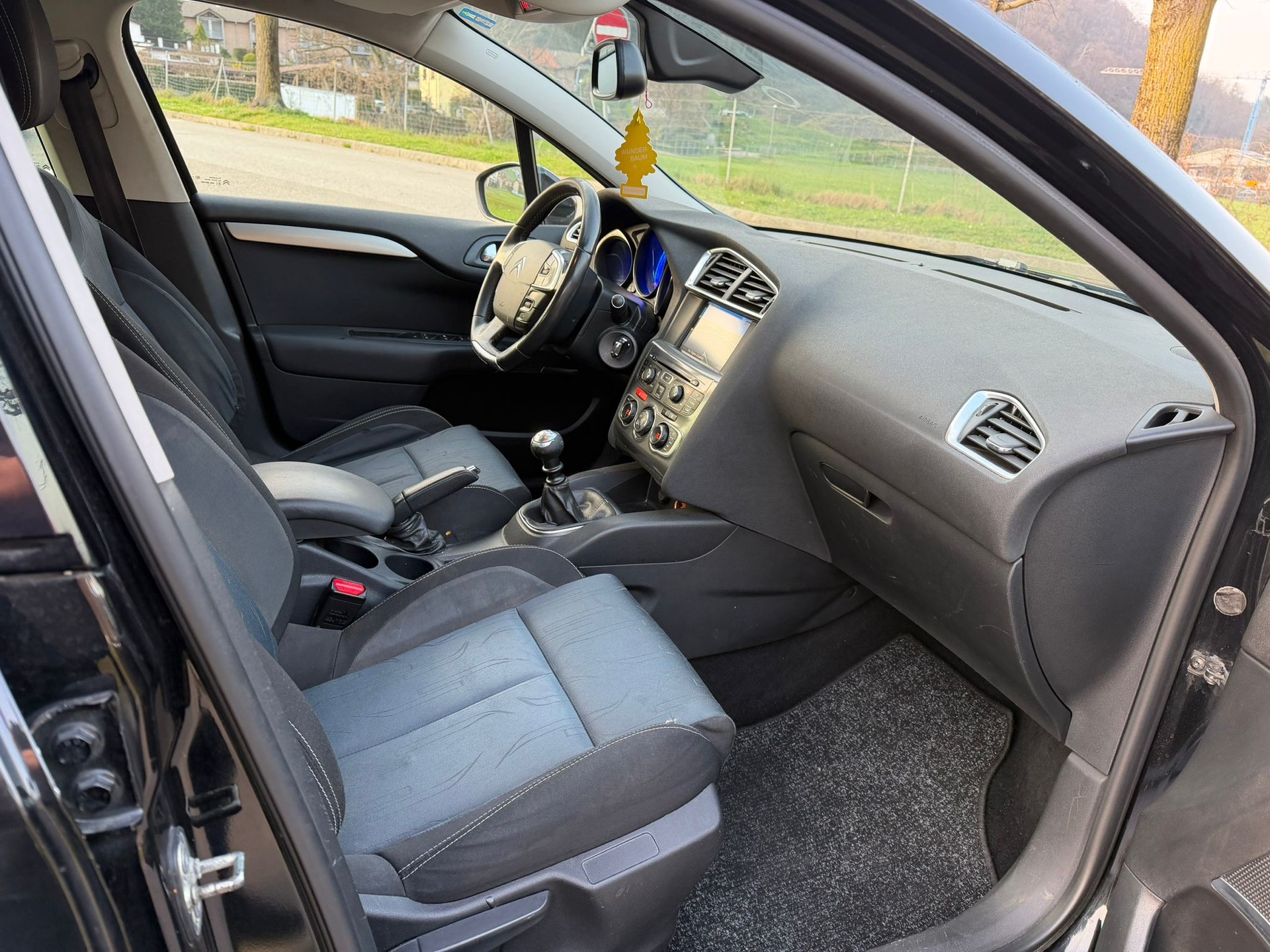 CITROEN C4 Berline 1.6 HDi Swiss Style-image-9