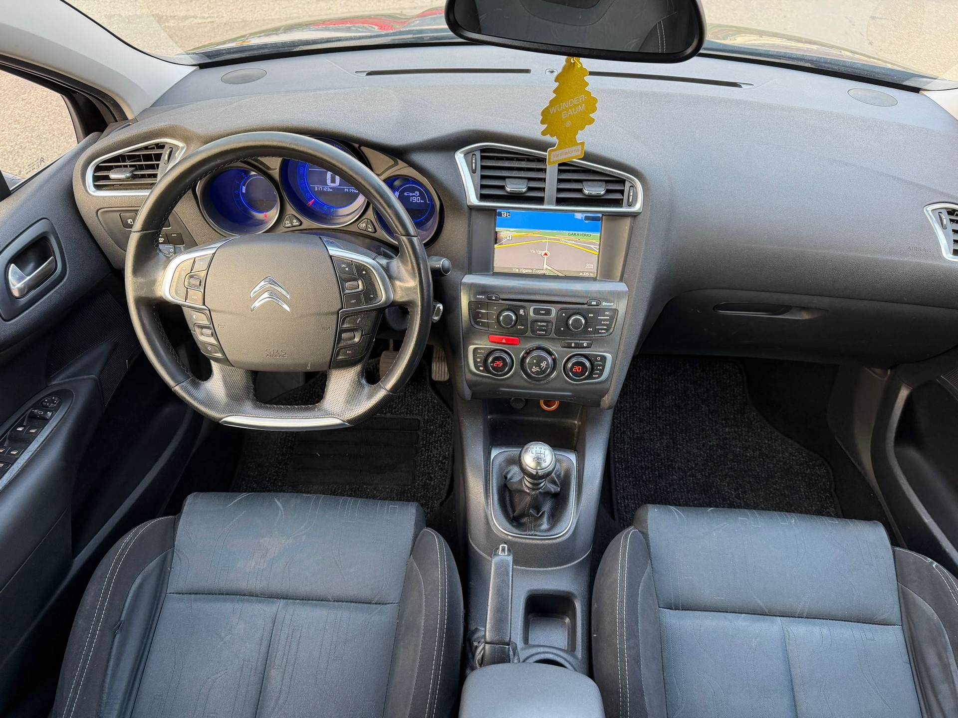 CITROEN C4 Berline 1.6 HDi Swiss Style-image-8