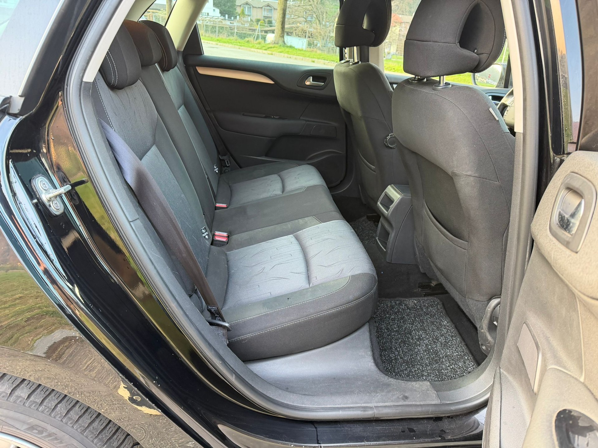 CITROEN C4 Berline 1.6 HDi Swiss Style-image-10
