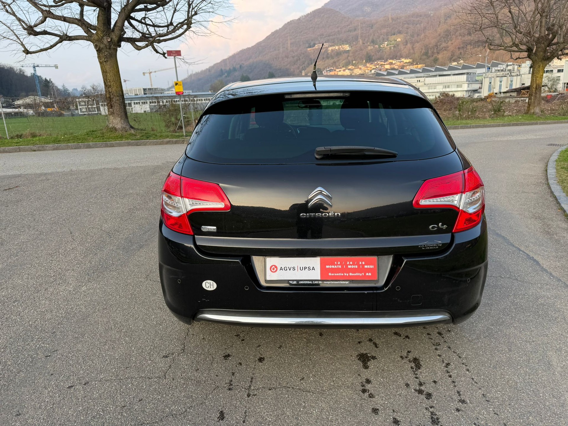 CITROEN C4 Berline 1.6 HDi Swiss Style-image-3