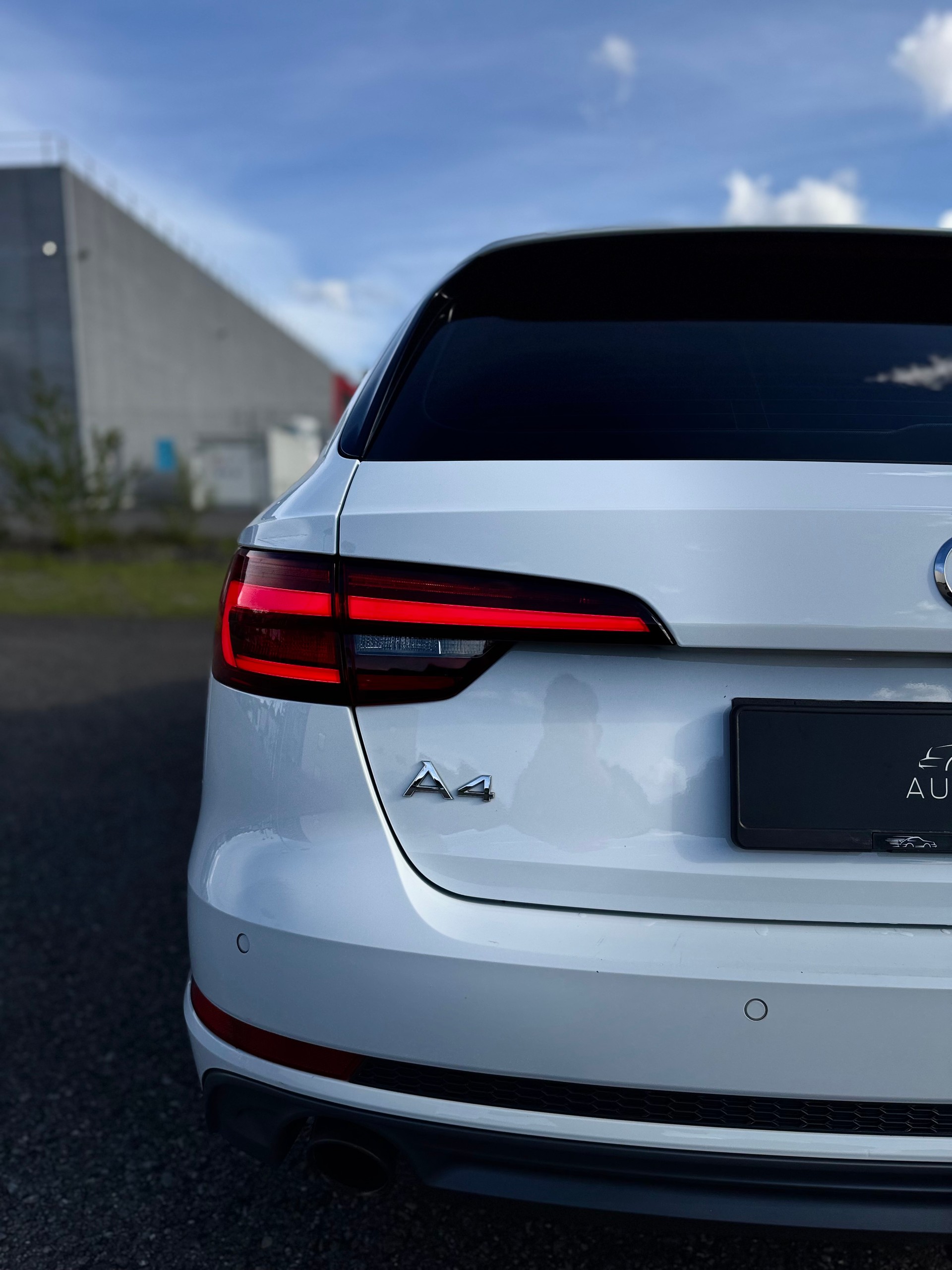 AUDI A4 Avant 2.0 TFSI Sport S-tronic / ab MFK bei Verkauf-image-7