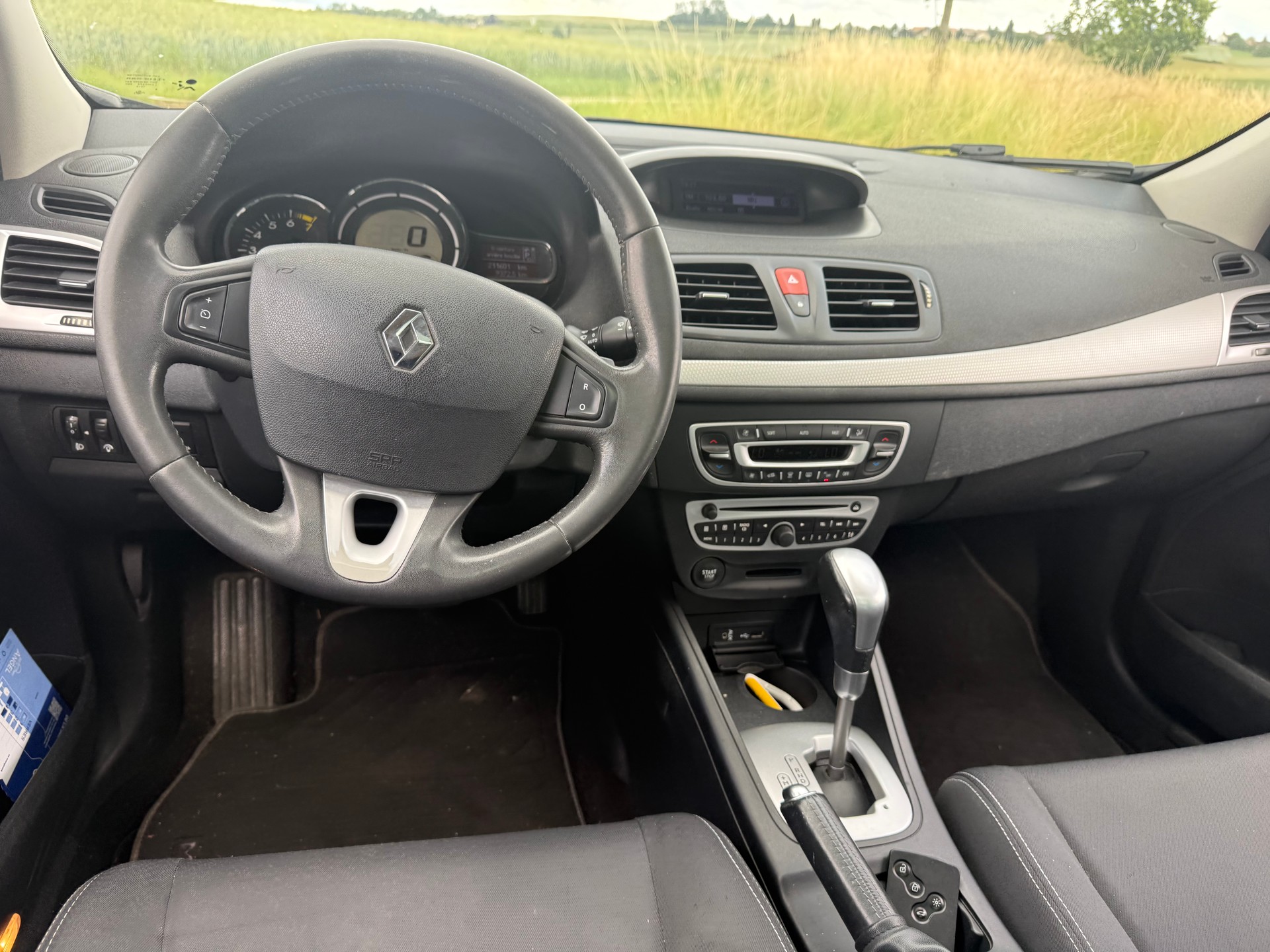 RENAULT Mégane Grandtour 2.0 16V Dynamique CVT-image-10