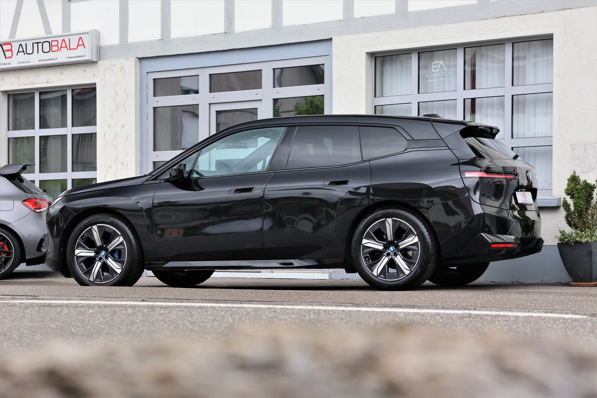 BMW iX xDrive40 (CH)-showroom-element-3