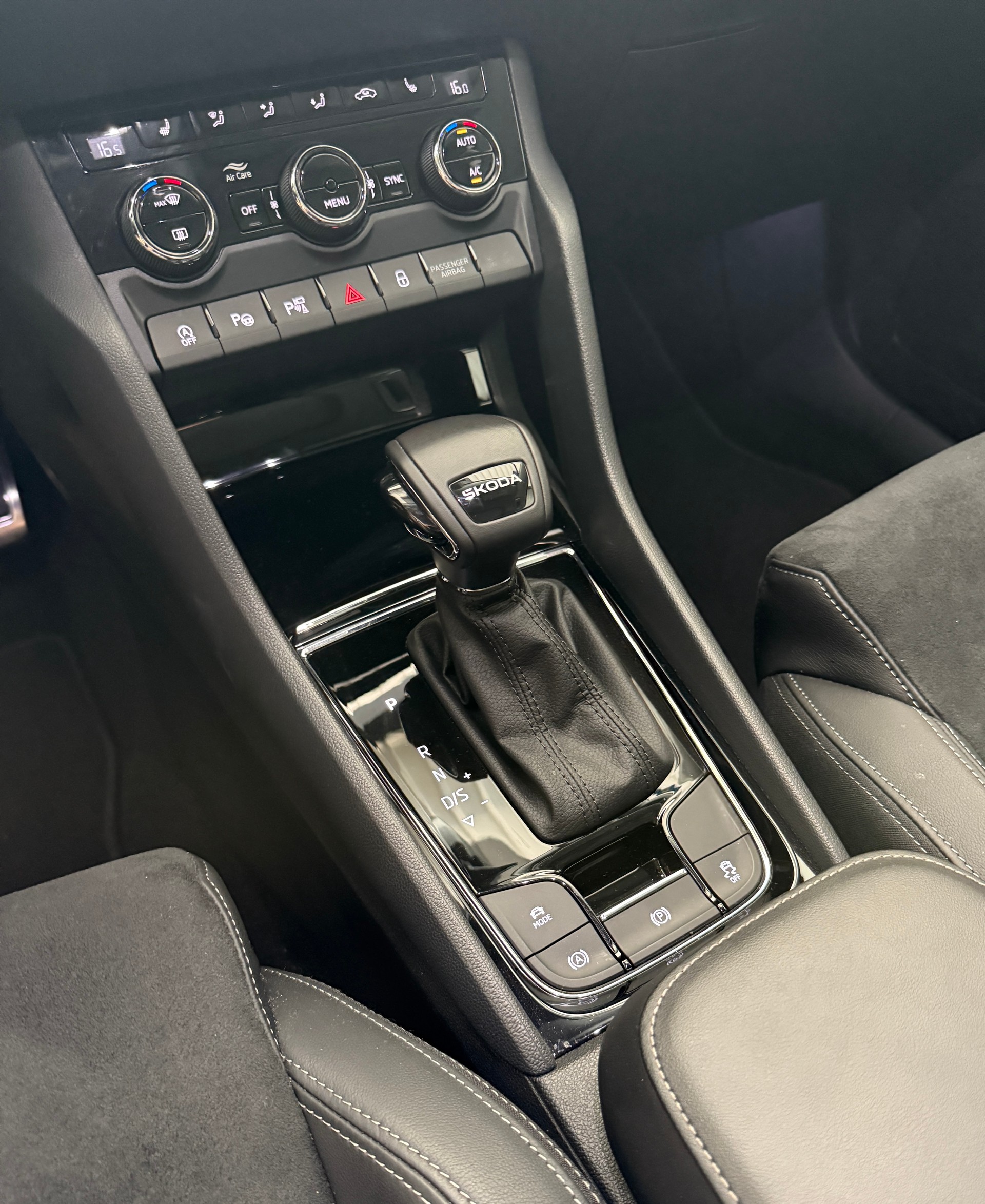 SKODA Karoq 1.5 TSI Selection DSG-image-8