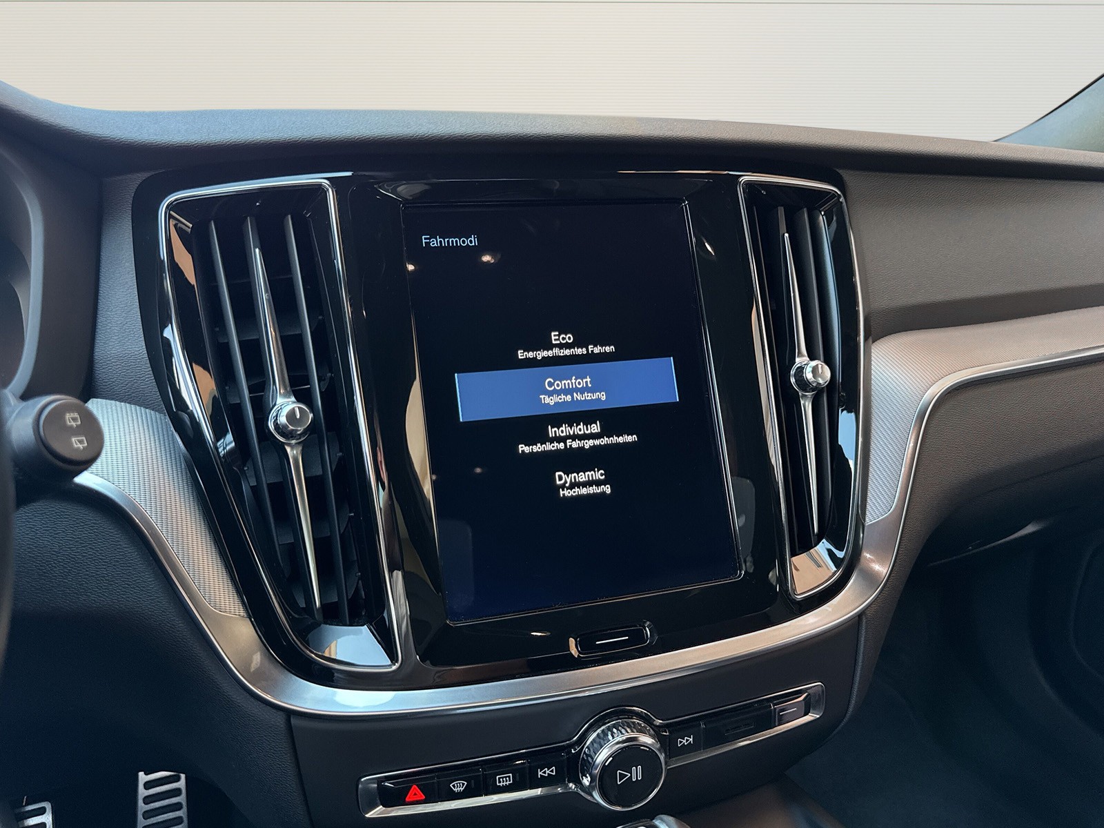 VOLVO V60 2.0 D4 R-Design AWD-image-15