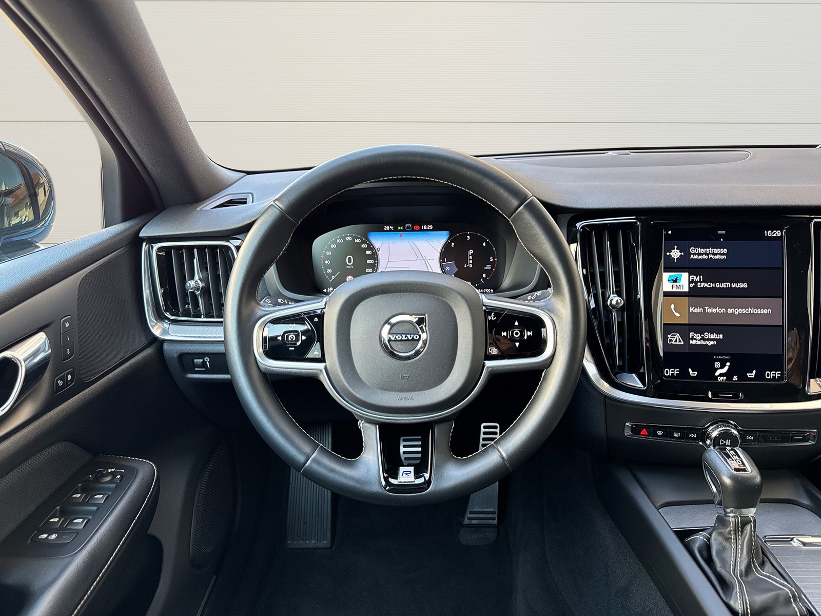 VOLVO V60 2.0 D4 R-Design AWD-image-12
