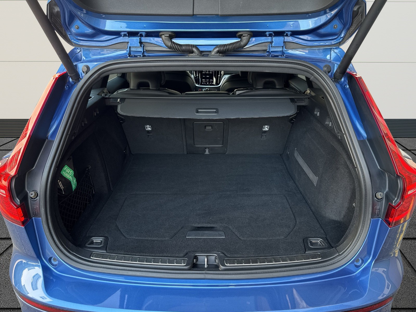 VOLVO V60 2.0 D4 R-Design AWD-image-10
