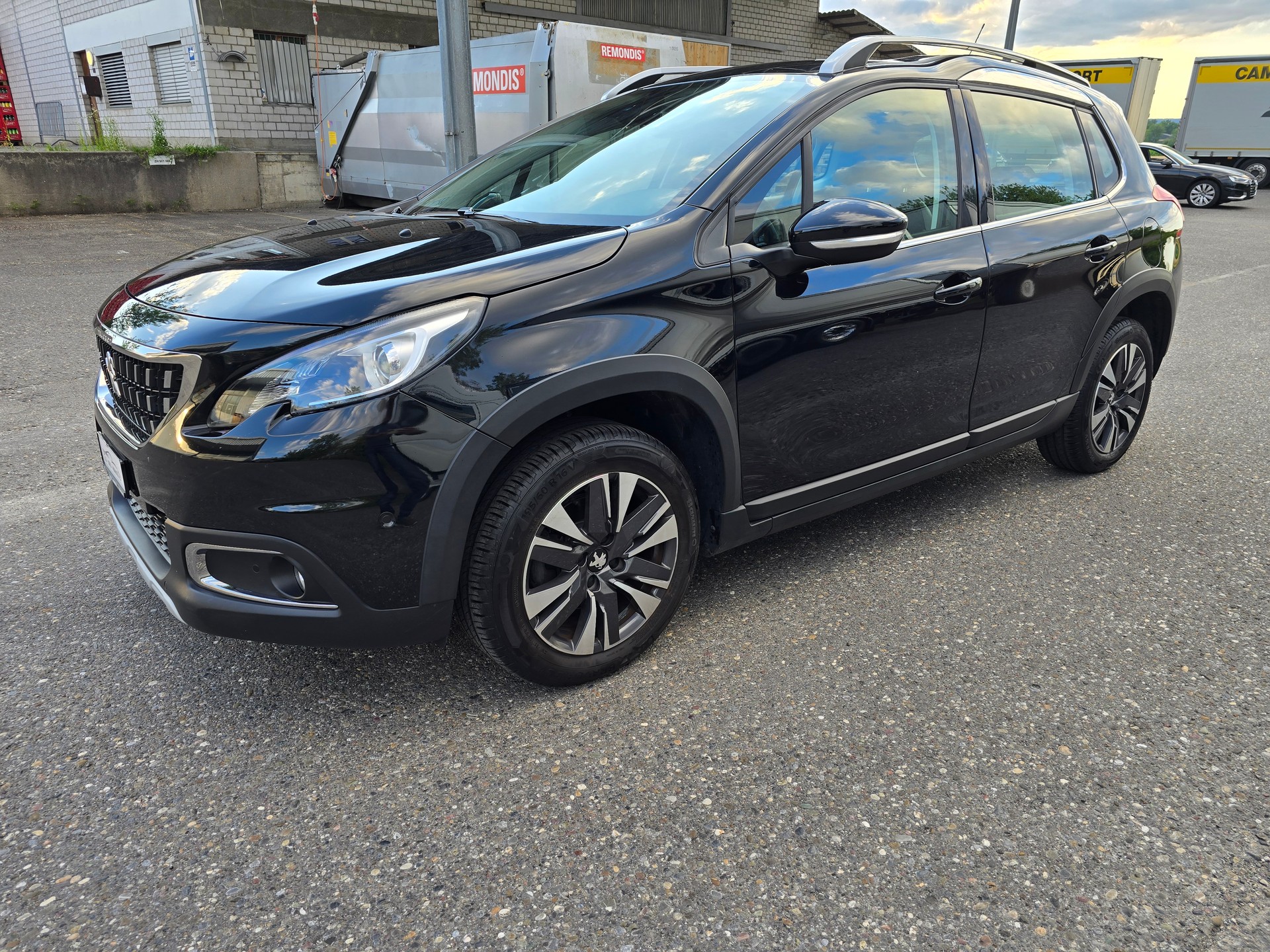 PEUGEOT 2008 1.2 PureTech Allurre EAT6-showroom-element-2