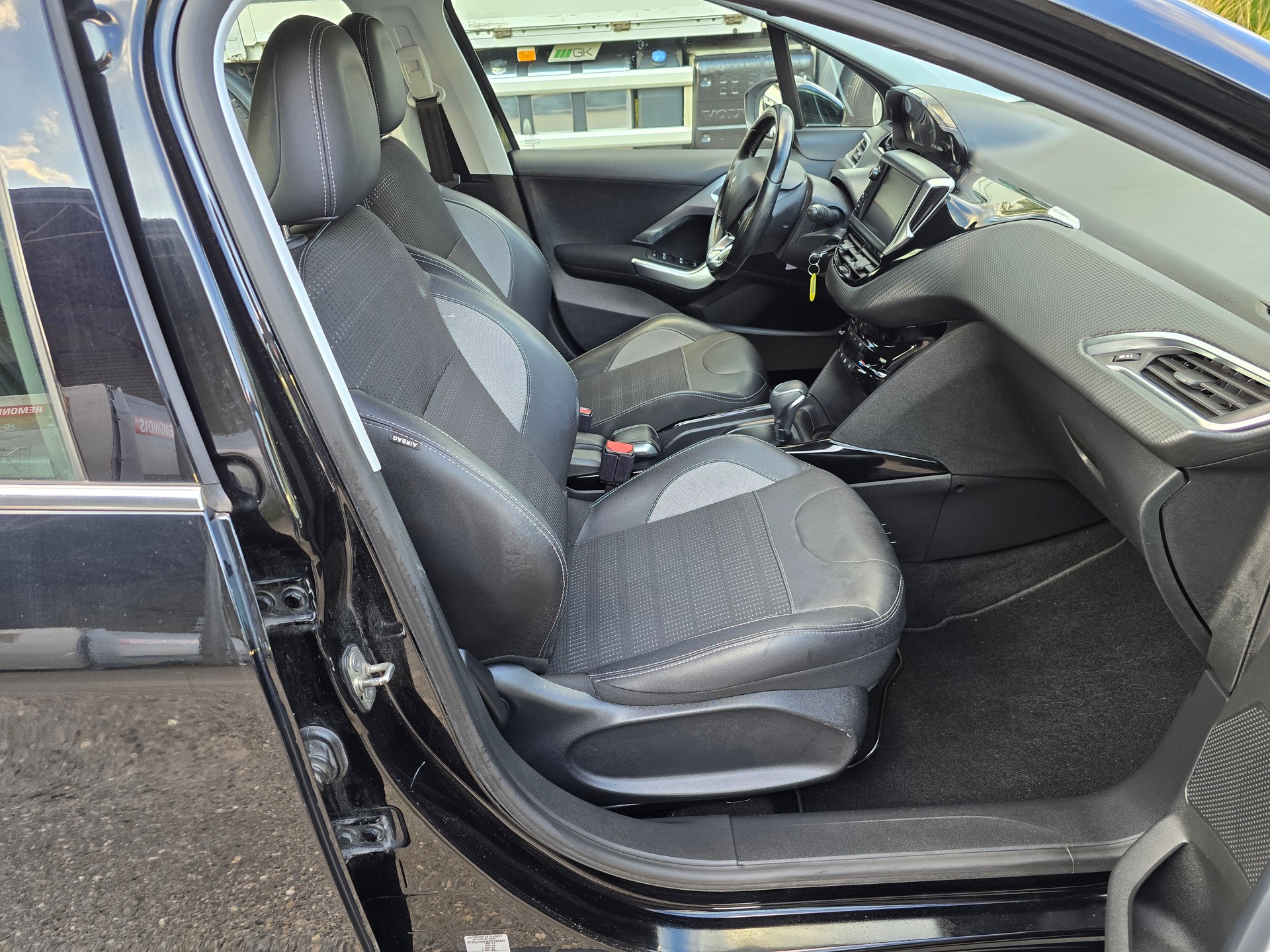 PEUGEOT 2008 1.2 PureTech Allurre EAT6-image-9