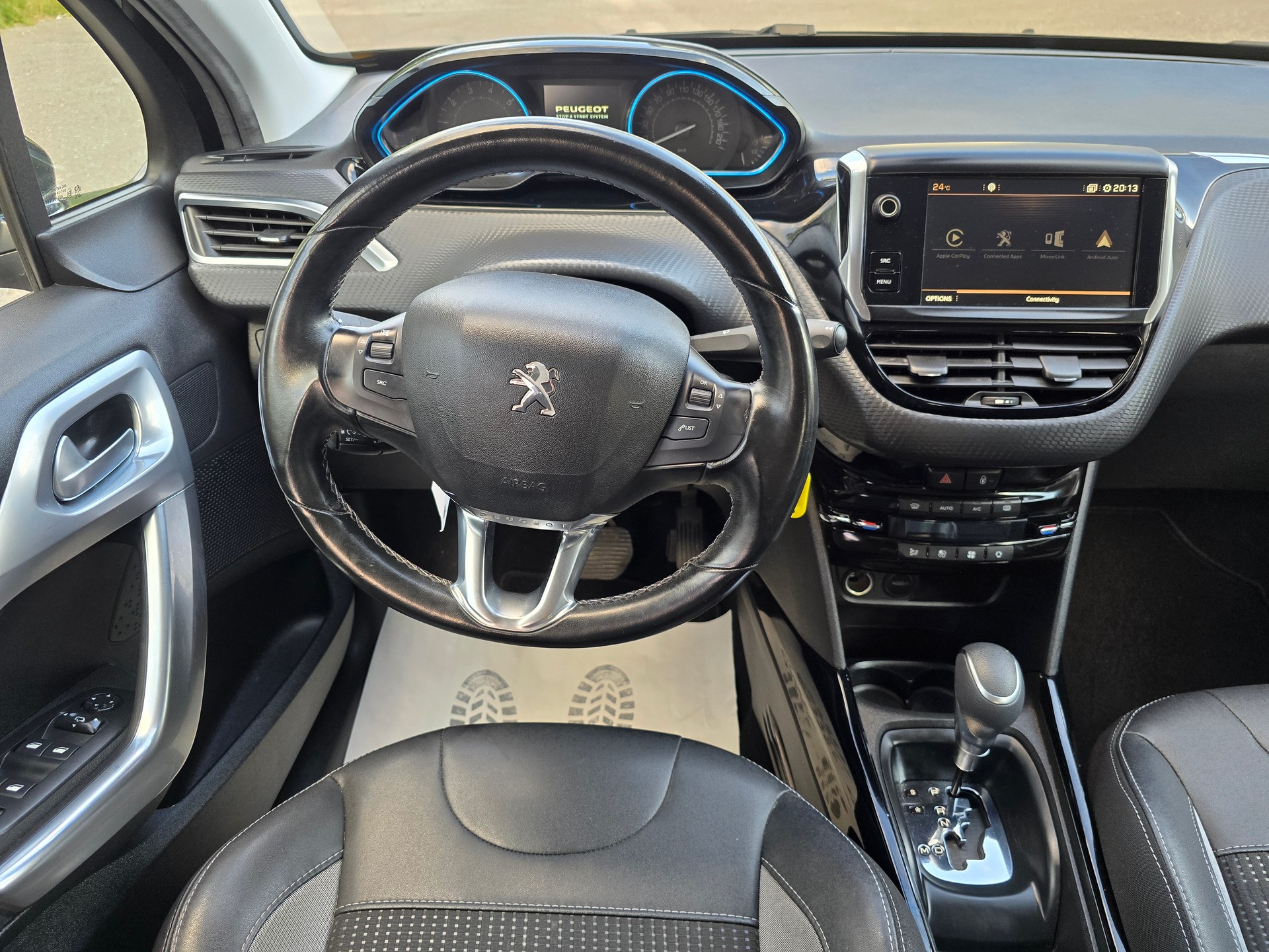 PEUGEOT 2008 1.2 PureTech Allurre EAT6-image-15