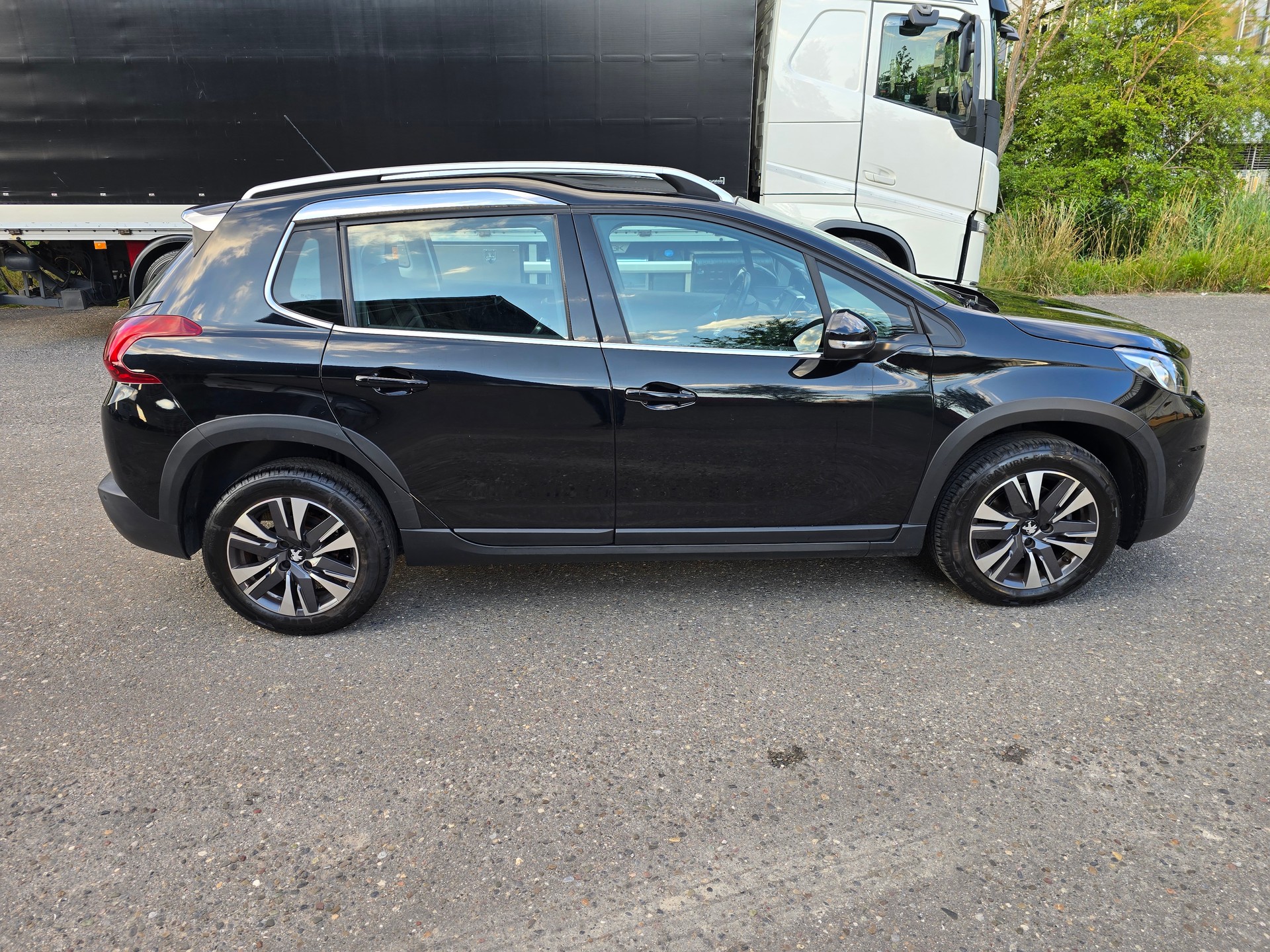 PEUGEOT 2008 1.2 PureTech Allurre EAT6-image-8