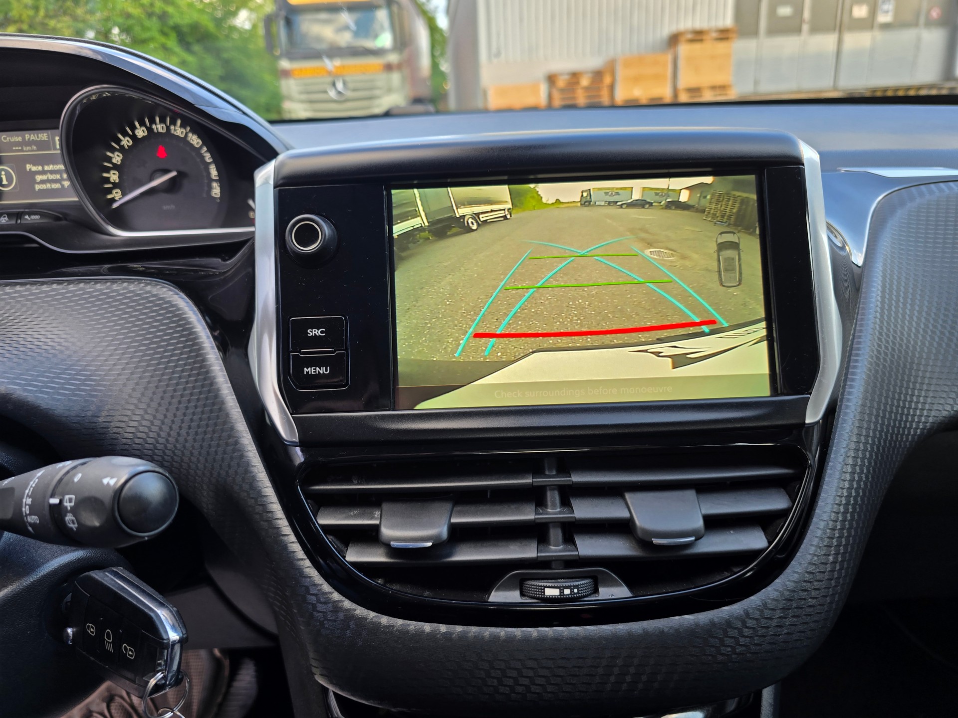 PEUGEOT 2008 1.2 PureTech Allurre EAT6-image-23