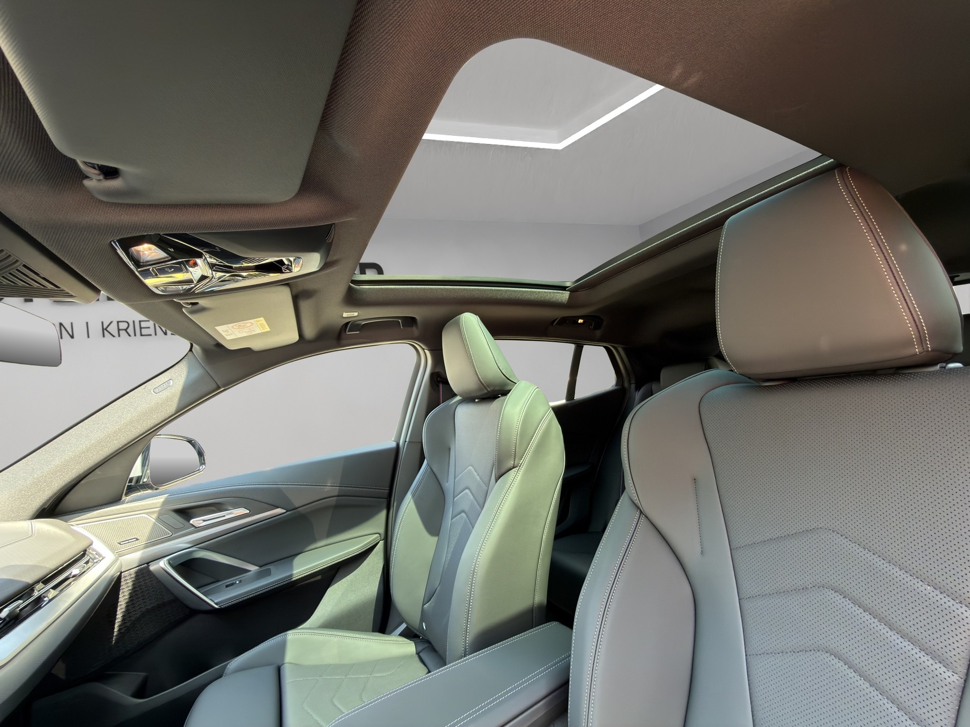 BMW iX2 xDrive 30 M Sport Pro-image-9