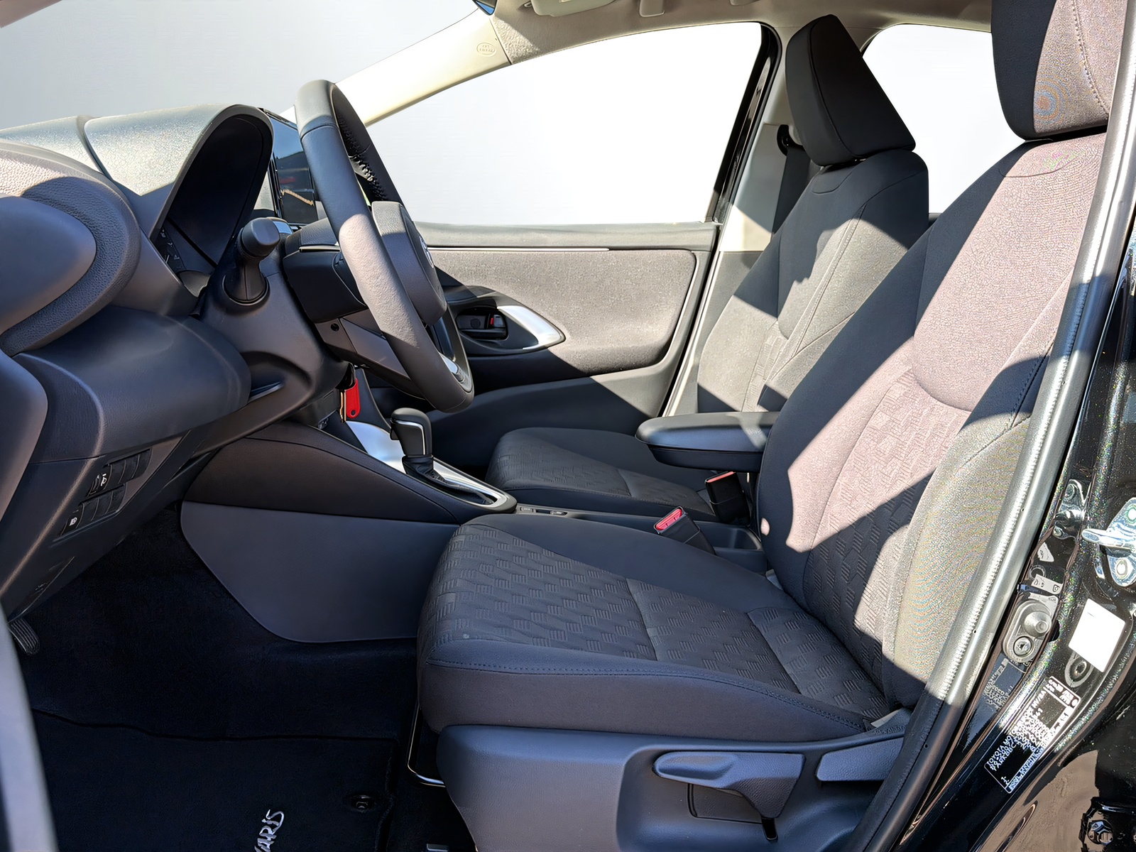 TOYOTA Yaris 1.5 Comfort e-CVT-showroom-element-3