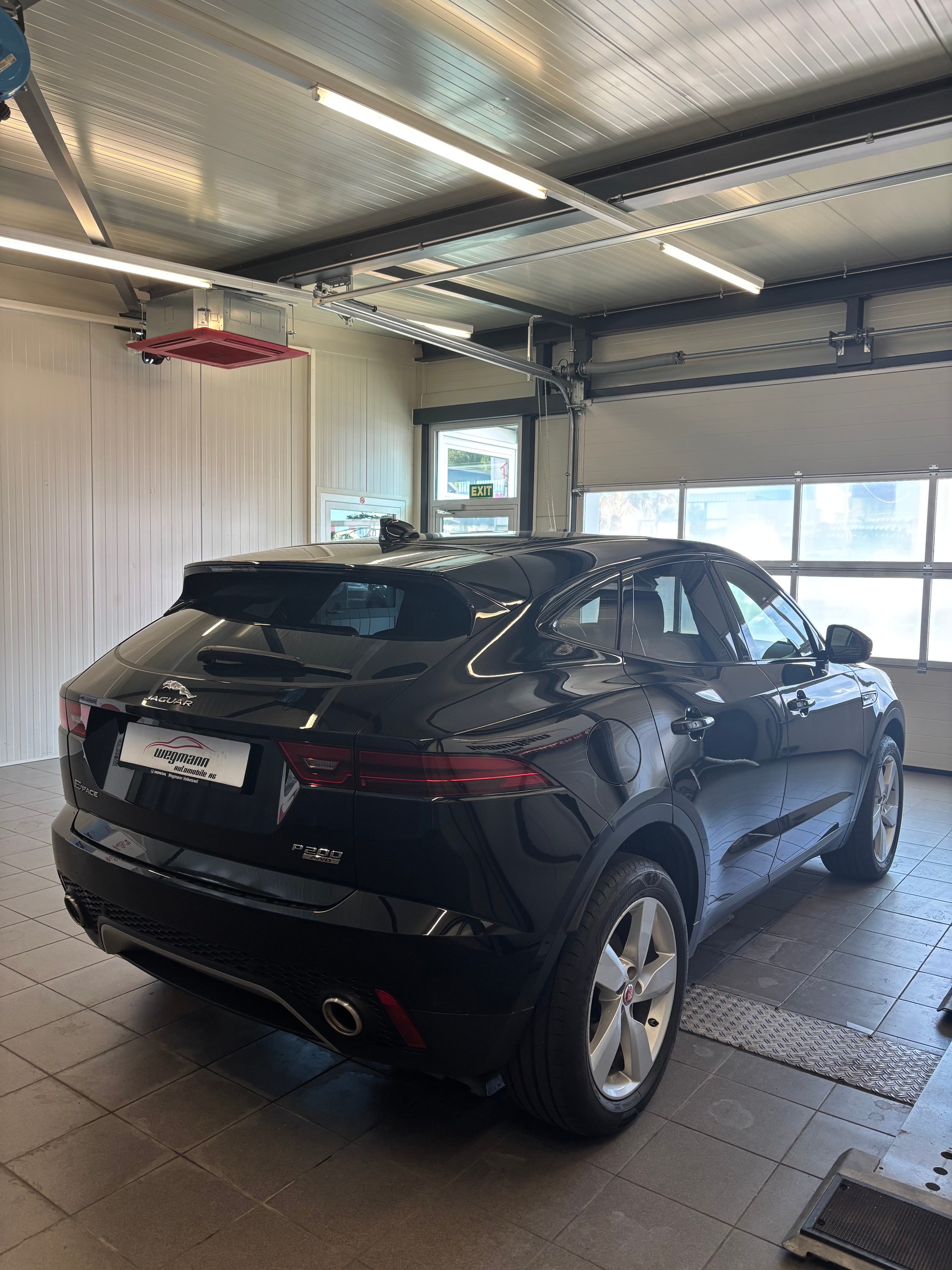 JAGUAR E-Pace 2.0 P200 S AWD Automatik-showroom-element-3