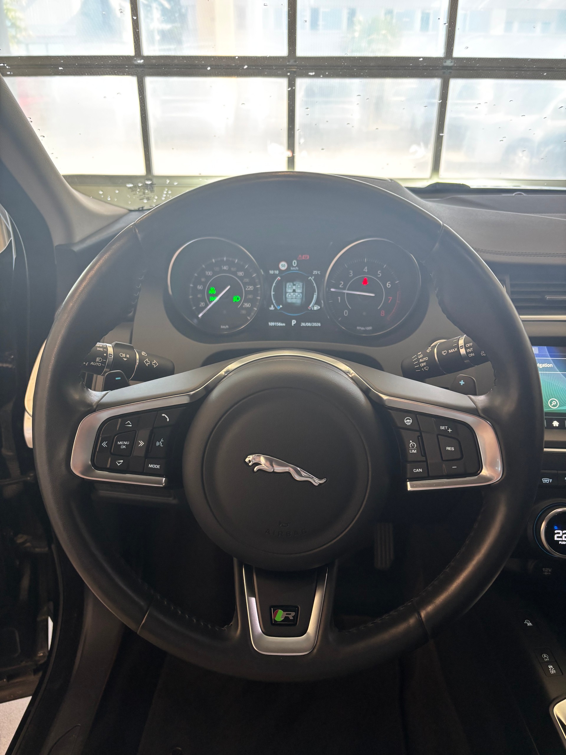 JAGUAR E-Pace 2.0 P200 S AWD Automatik-image-8