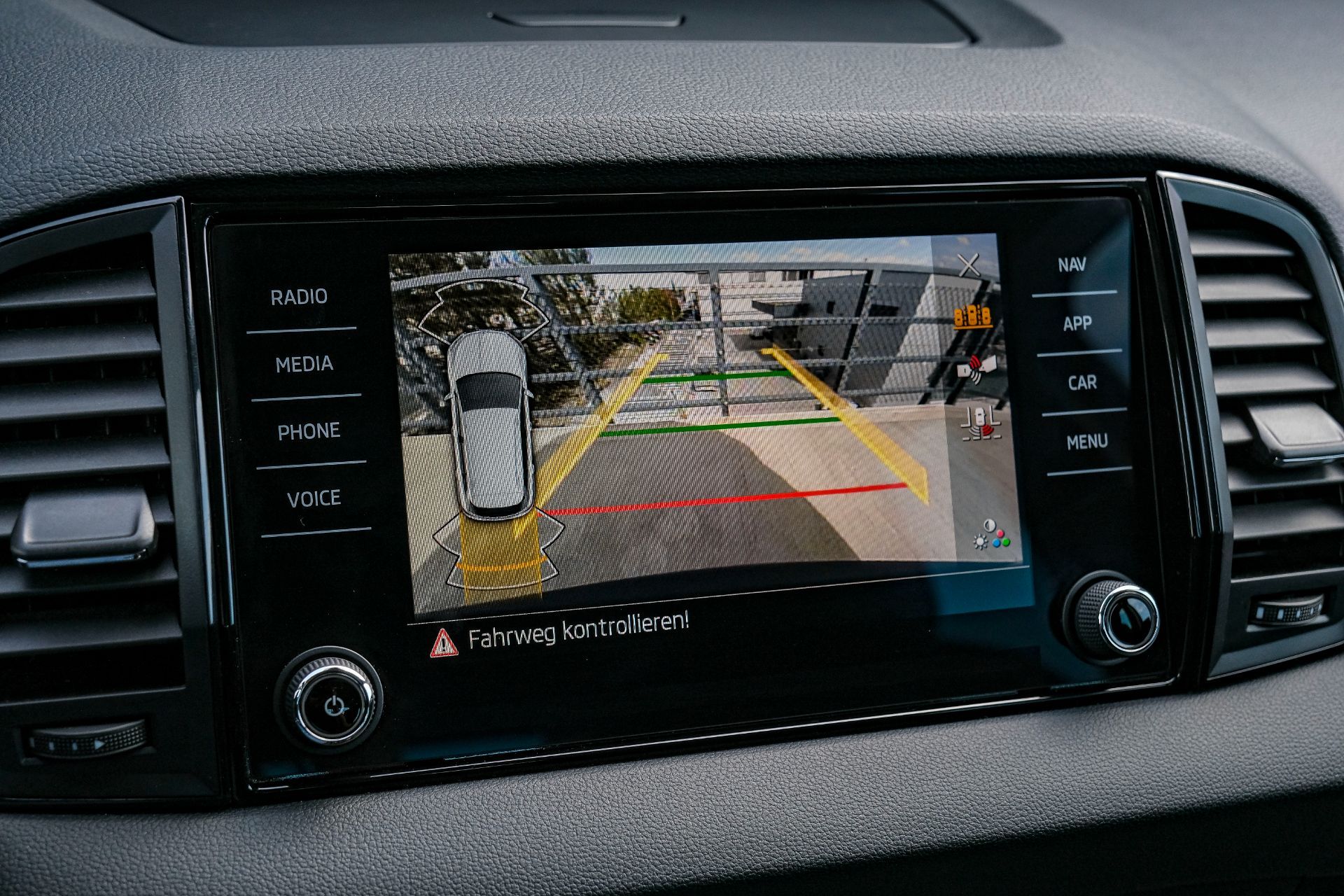 SKODA Karoq 1.5 TSI Fresh DSG-image-18