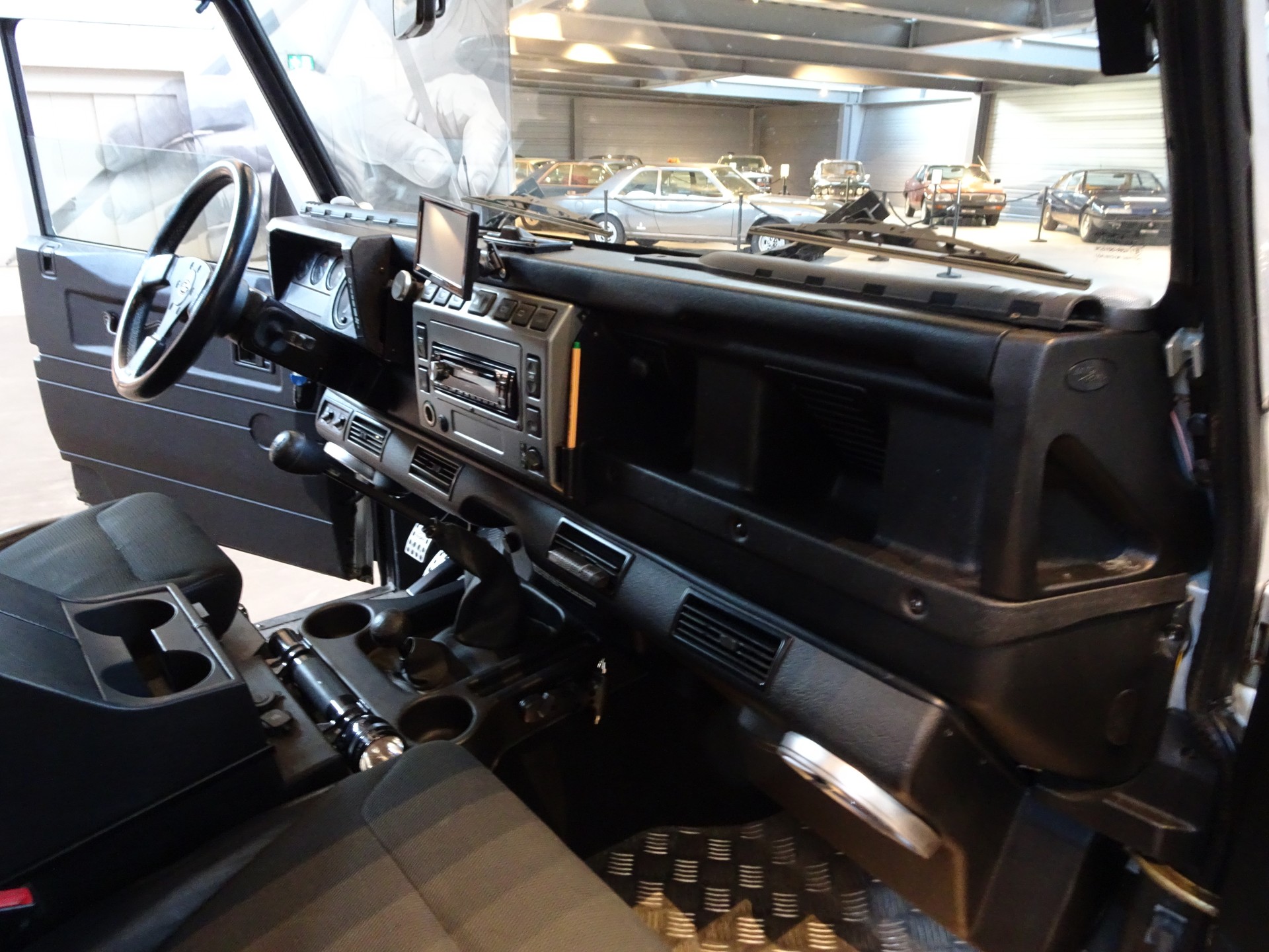LAND ROVER Defender 90 CSW 2.5 Td5 AVUS-image-7