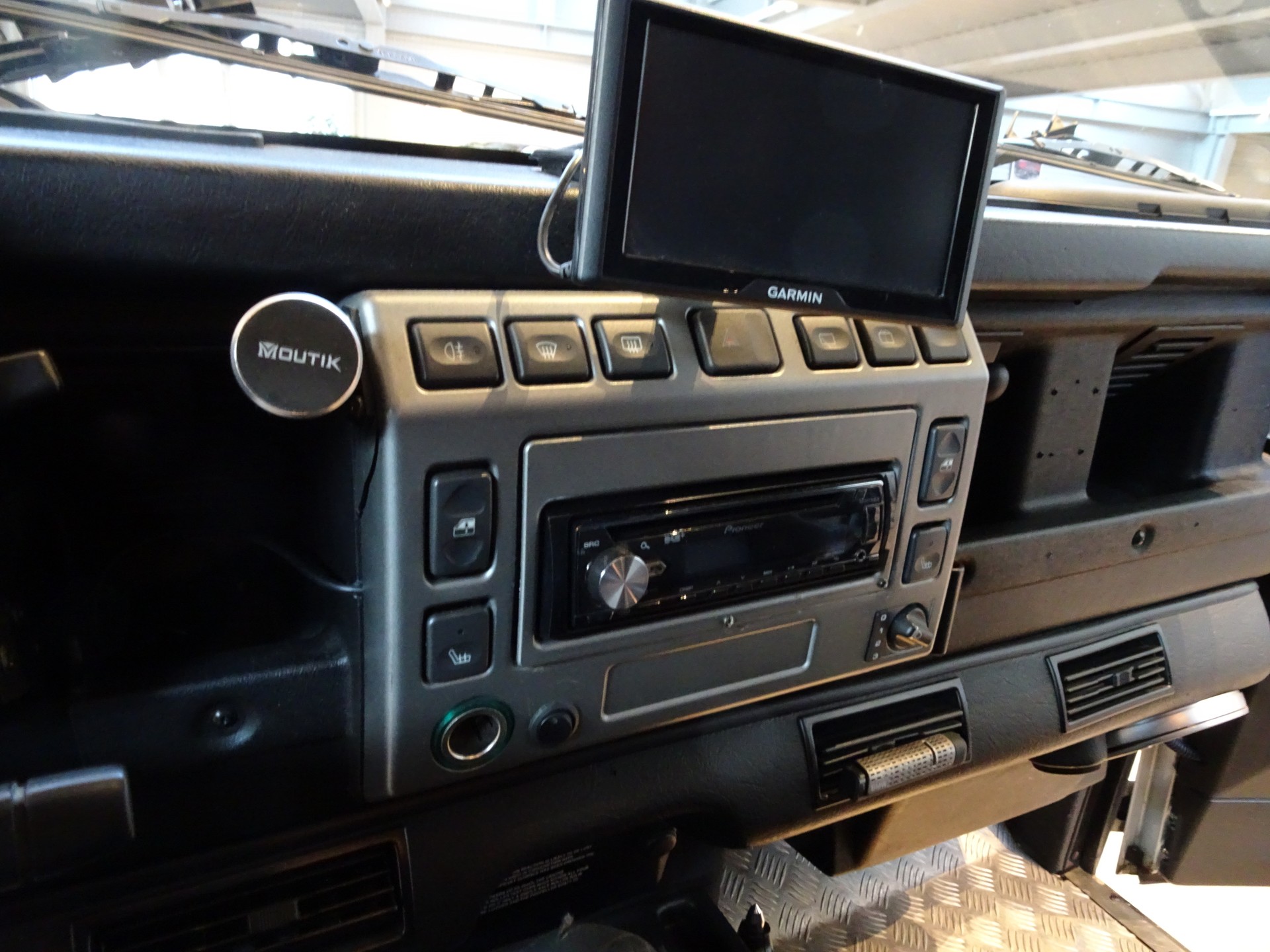 LAND ROVER Defender 90 CSW 2.5 Td5 AVUS-image-3