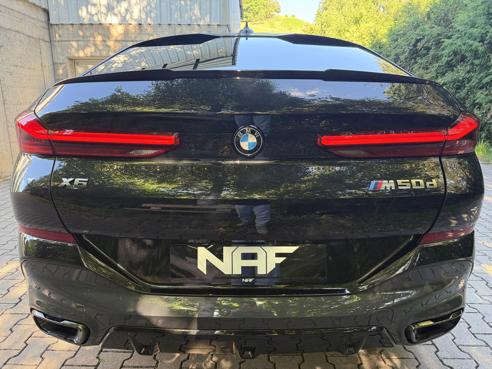 BMW X6 M50d-showroom-element-3