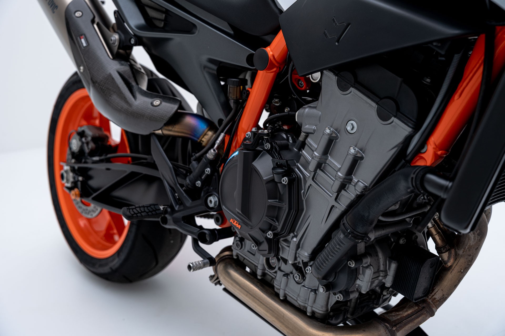 KTM 890 Duke R-image-9