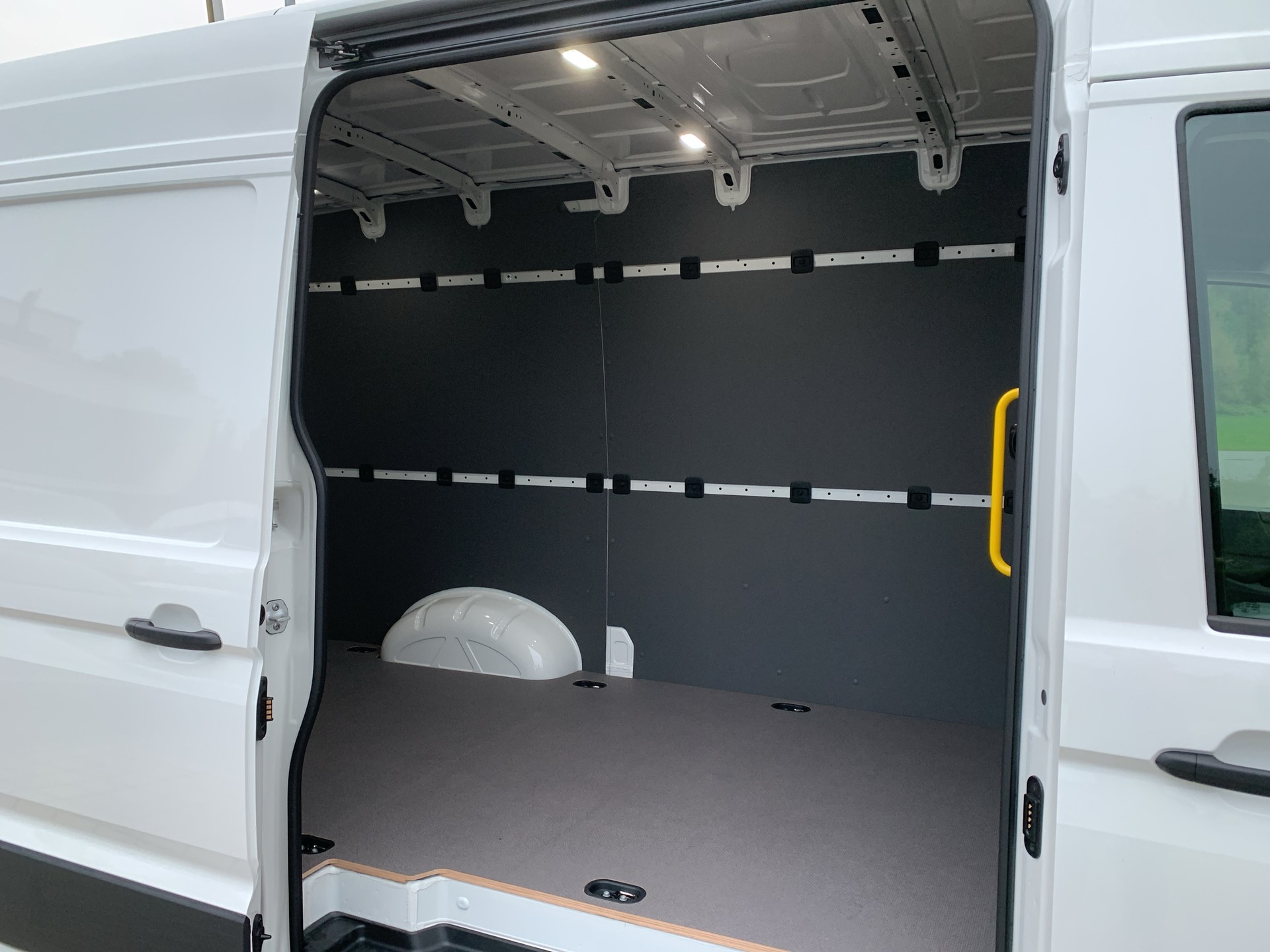 VW Crafter 35 Kasten 2.0 BiTDI L3H3 4Motion A-image-11