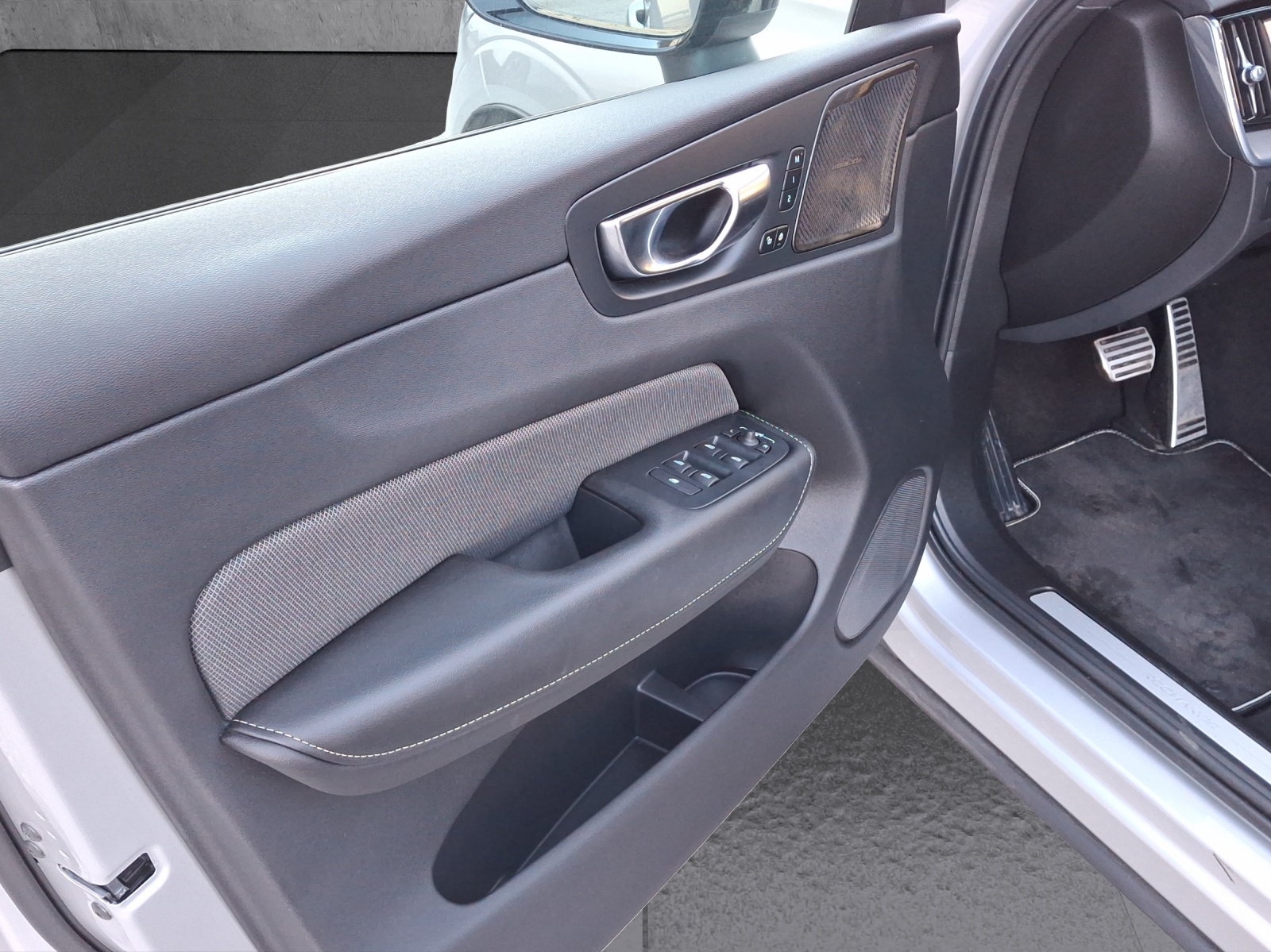 VOLVO XC60 T6 eAWD R-Design Geartronic-image-8