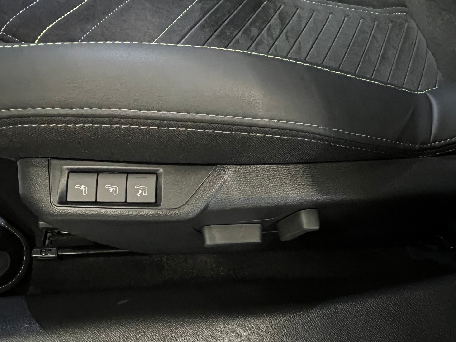 PEUGEOT 208 1.2 MHEV 145 GT-image-9