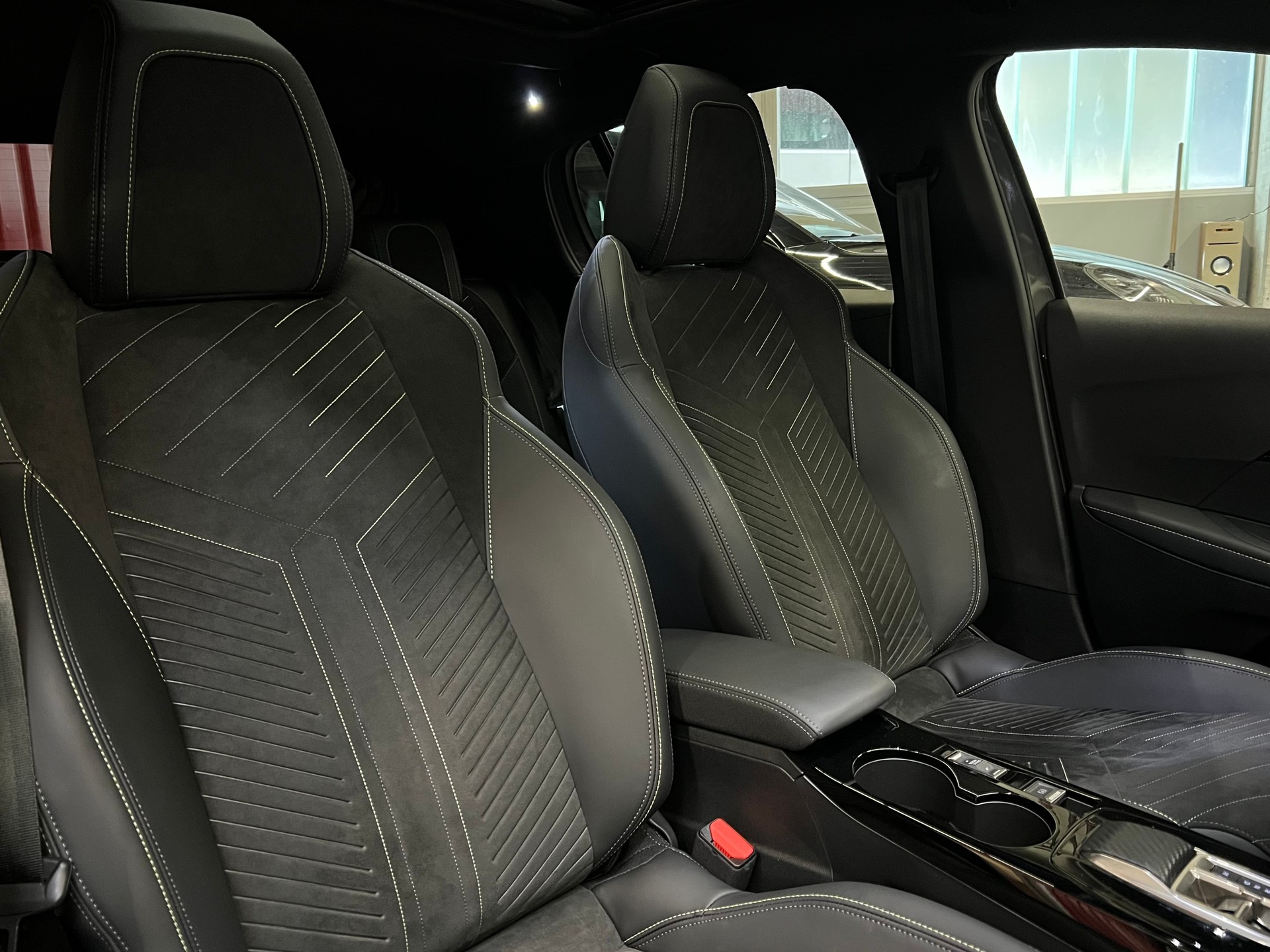 PEUGEOT 208 1.2 MHEV 145 GT-image-5