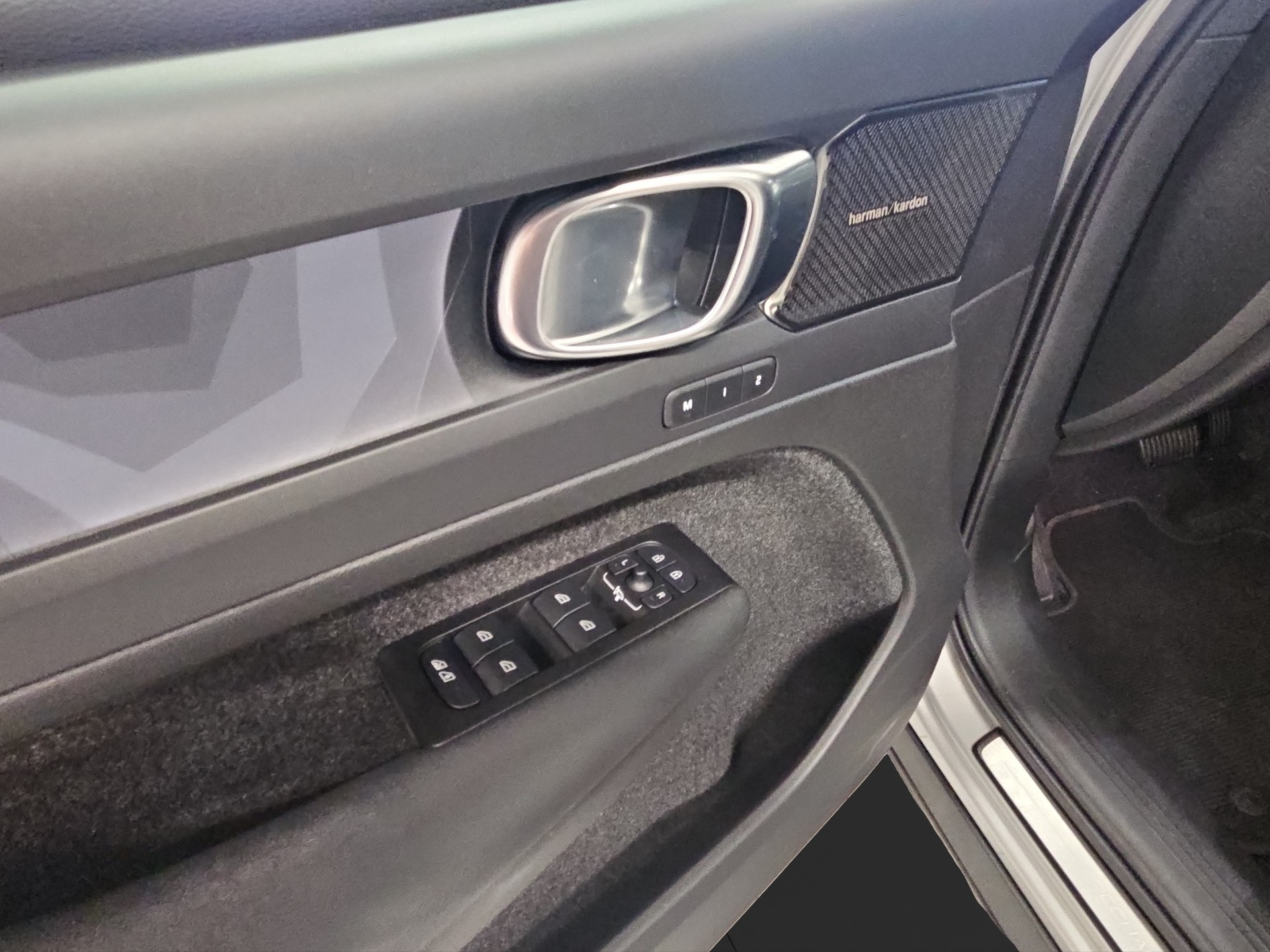 VOLVO C40 P8 Twin Recharge AWD-image-10