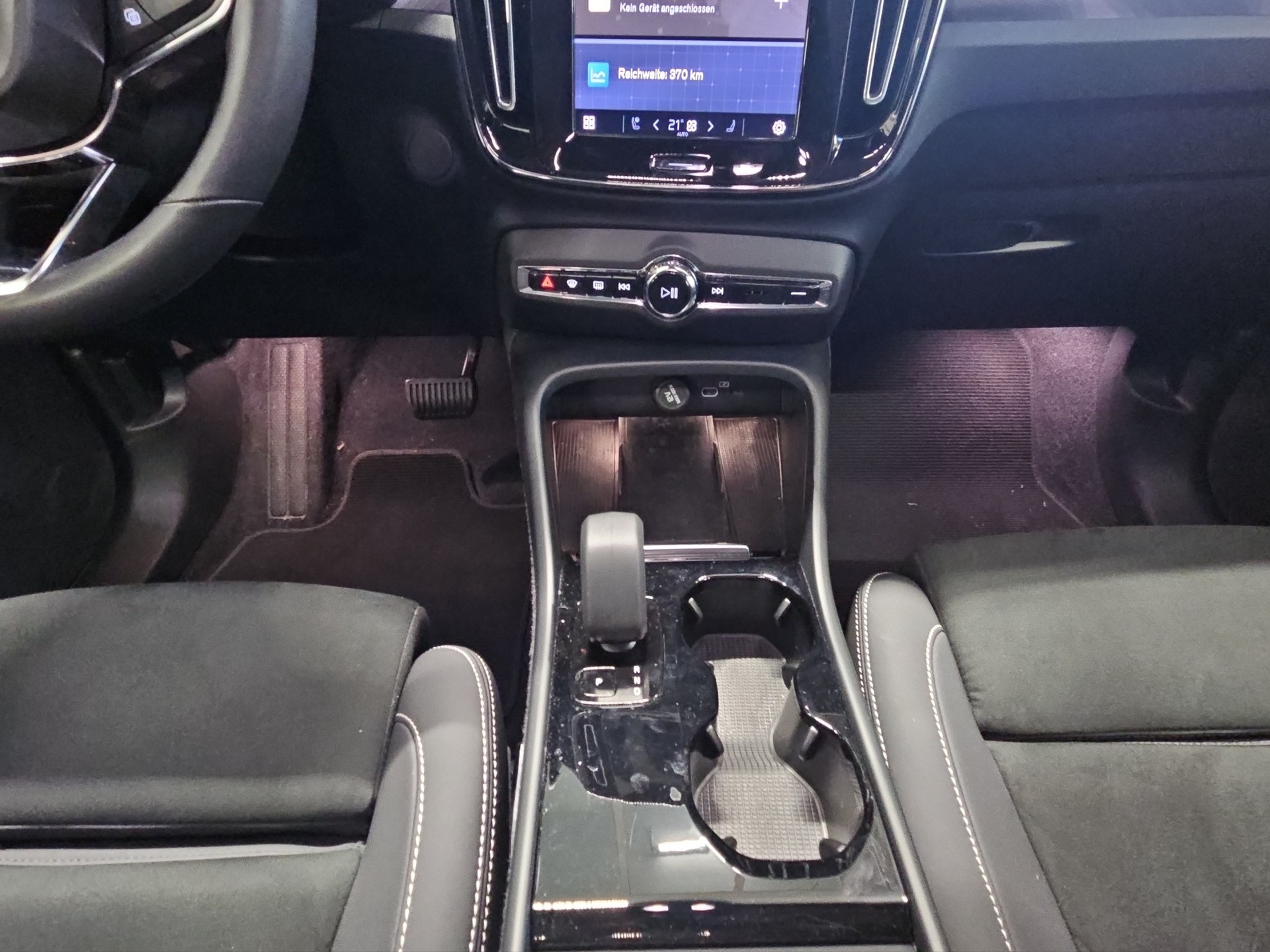 VOLVO C40 P8 Twin Recharge AWD-image-13