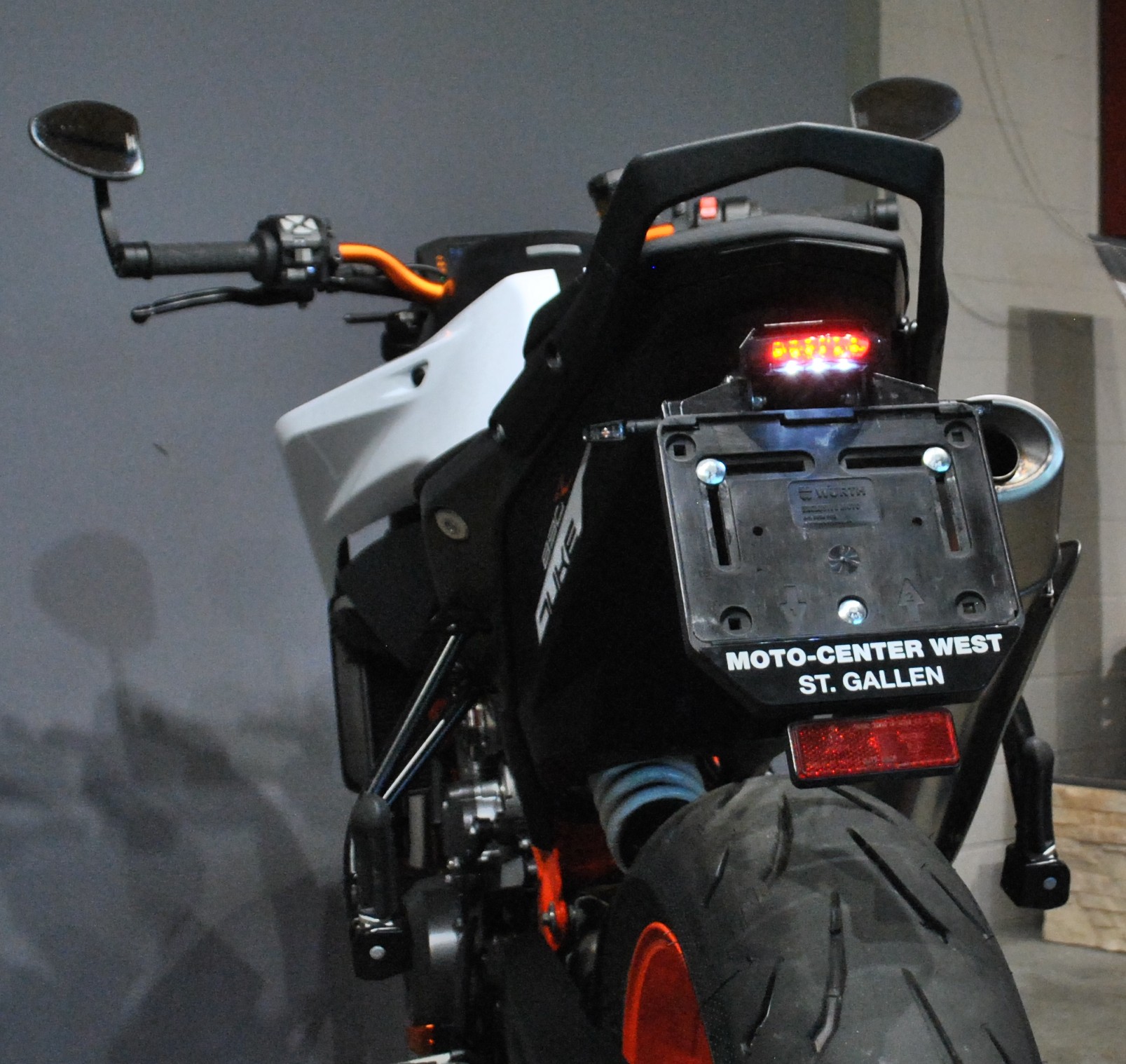 KTM 890 Duke R-image-7