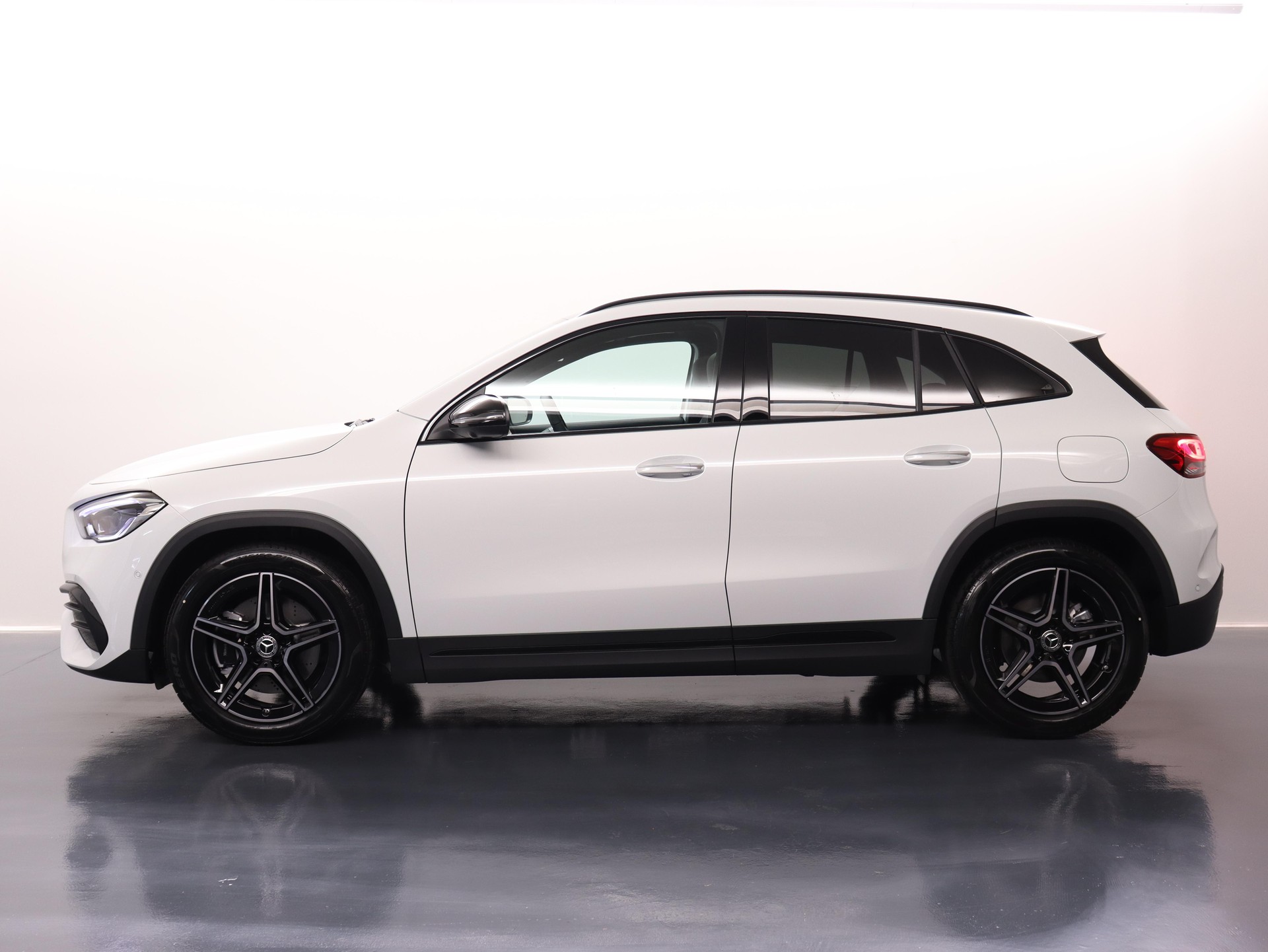 MERCEDES-BENZ GLA 250 AMG Line 4matic-showroom-element-2