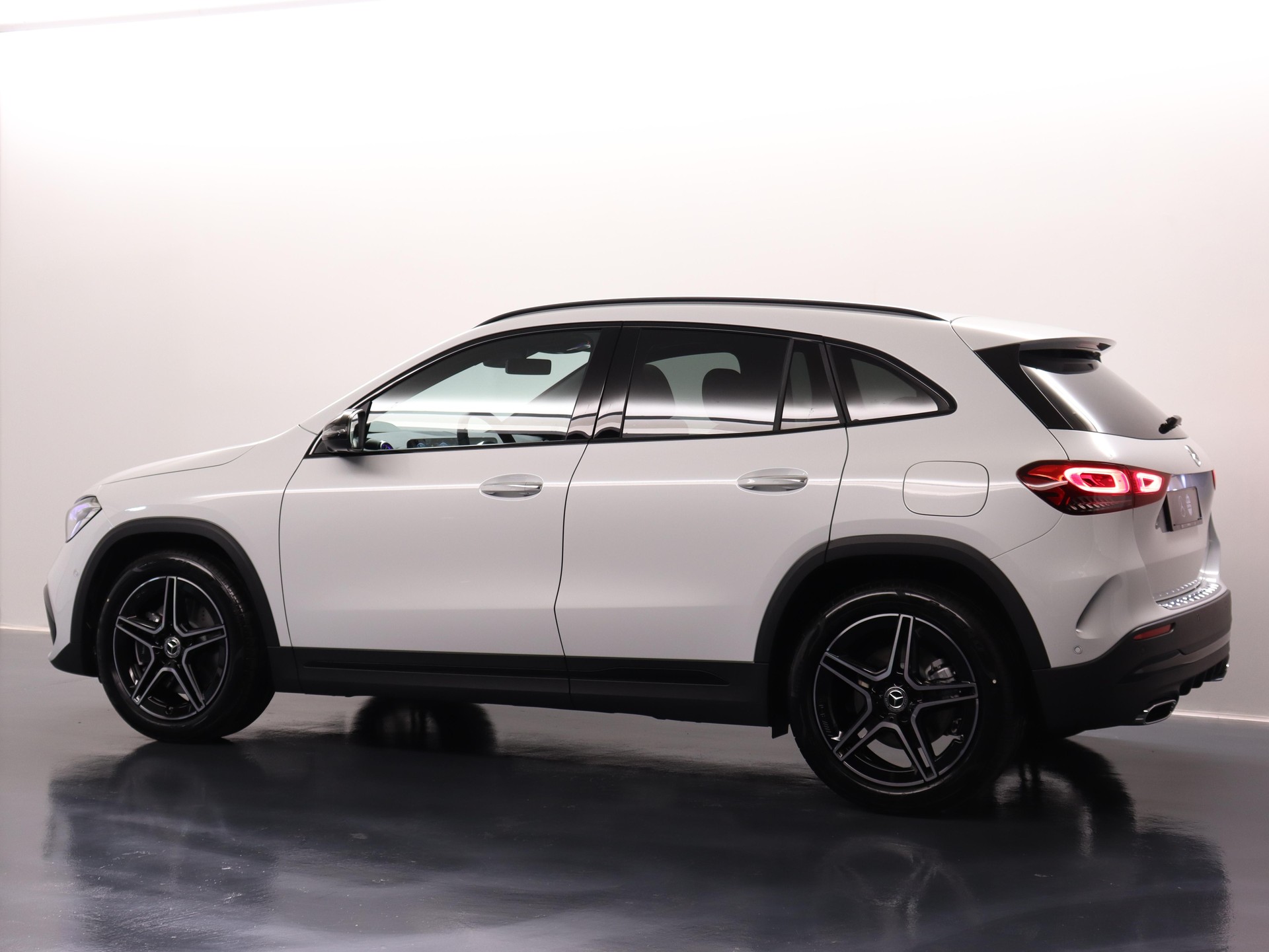 MERCEDES-BENZ GLA 250 AMG Line 4matic-showroom-element-3